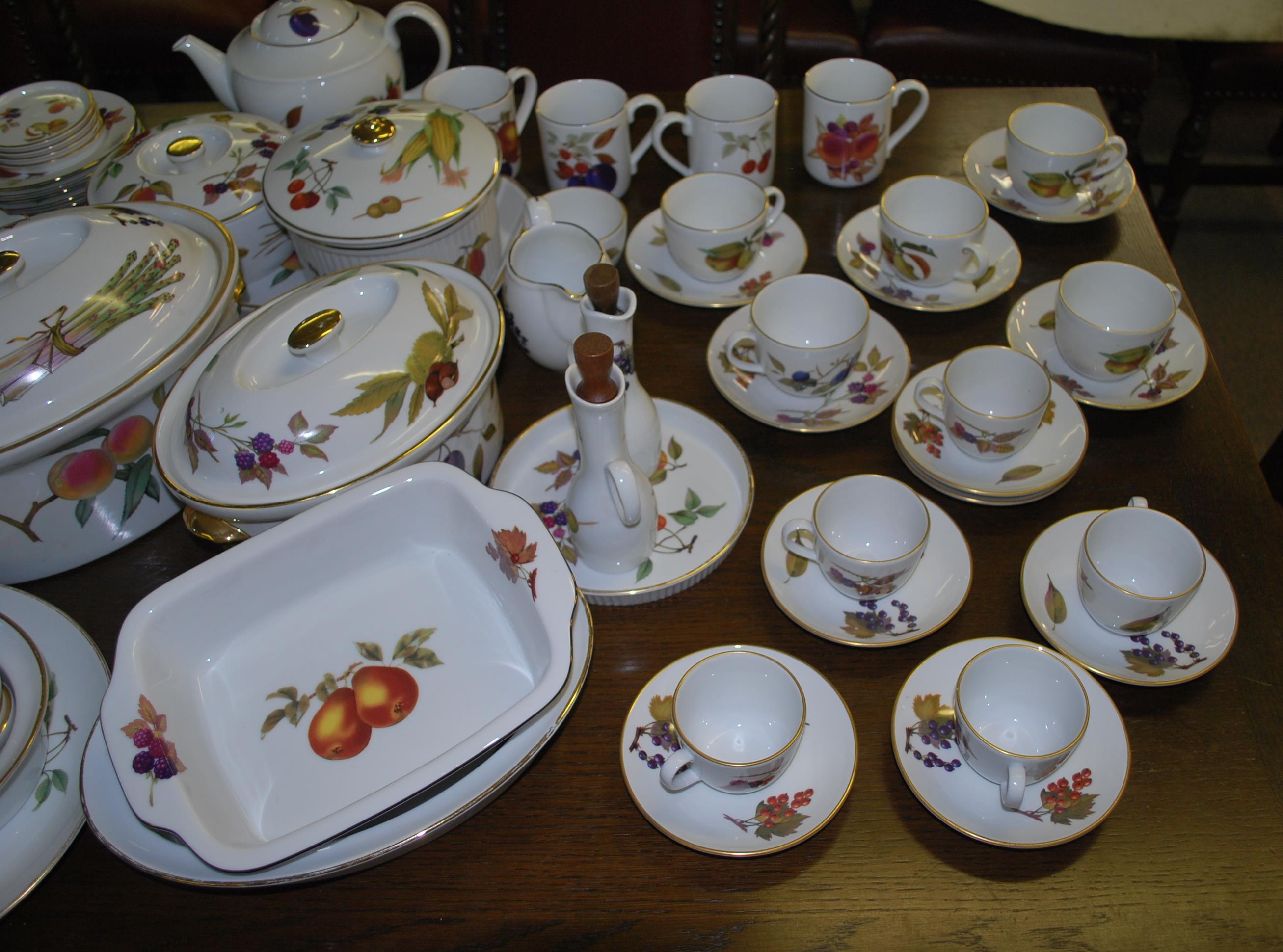 An extensive Royal Worcester Evesham pattern dinne - Image 2 of 4