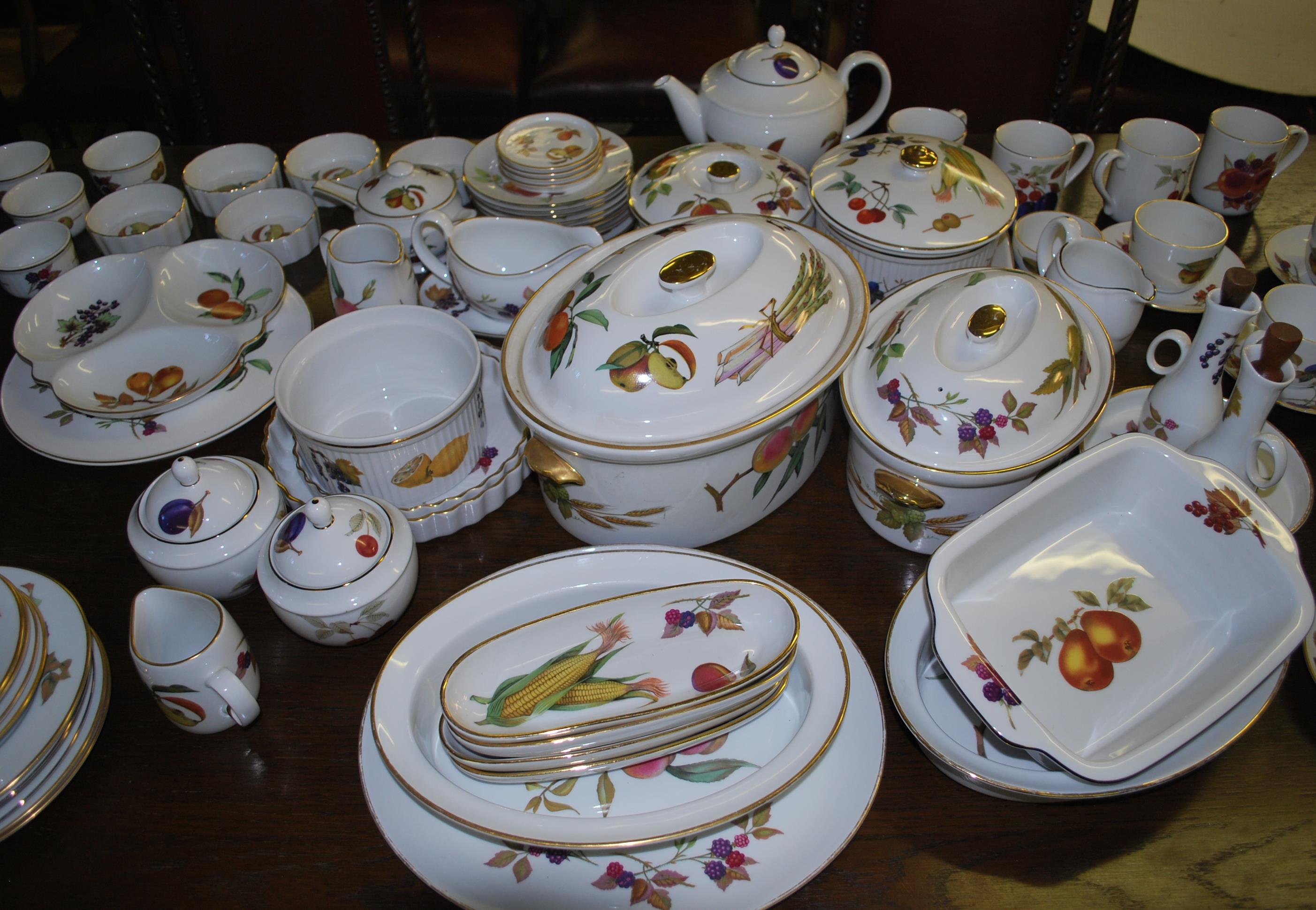 An extensive Royal Worcester Evesham pattern dinne - Image 3 of 4