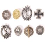 ASSORTED WWI & WWII REPRODUCTION AWARD BADGES & MEDALS