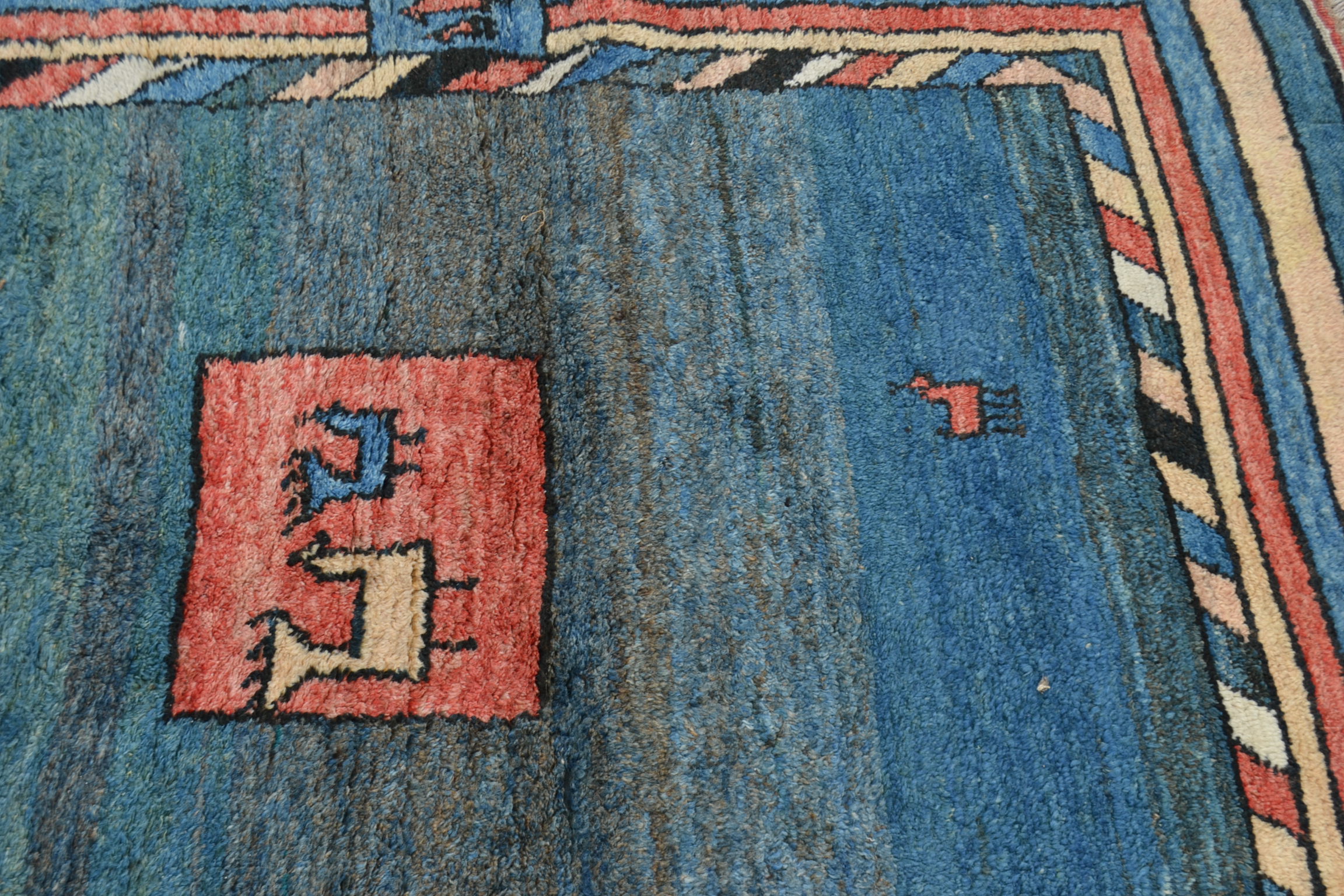 A 20th century thick pile alpaca woolen rug with a - Image 5 of 7