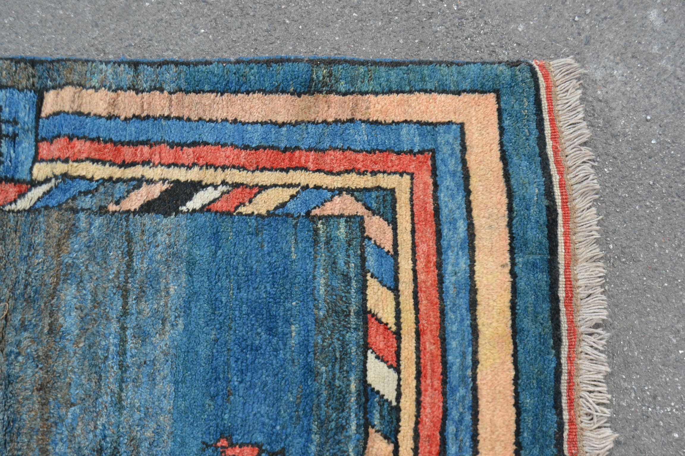 A 20th century thick pile alpaca woolen rug with a - Image 6 of 7