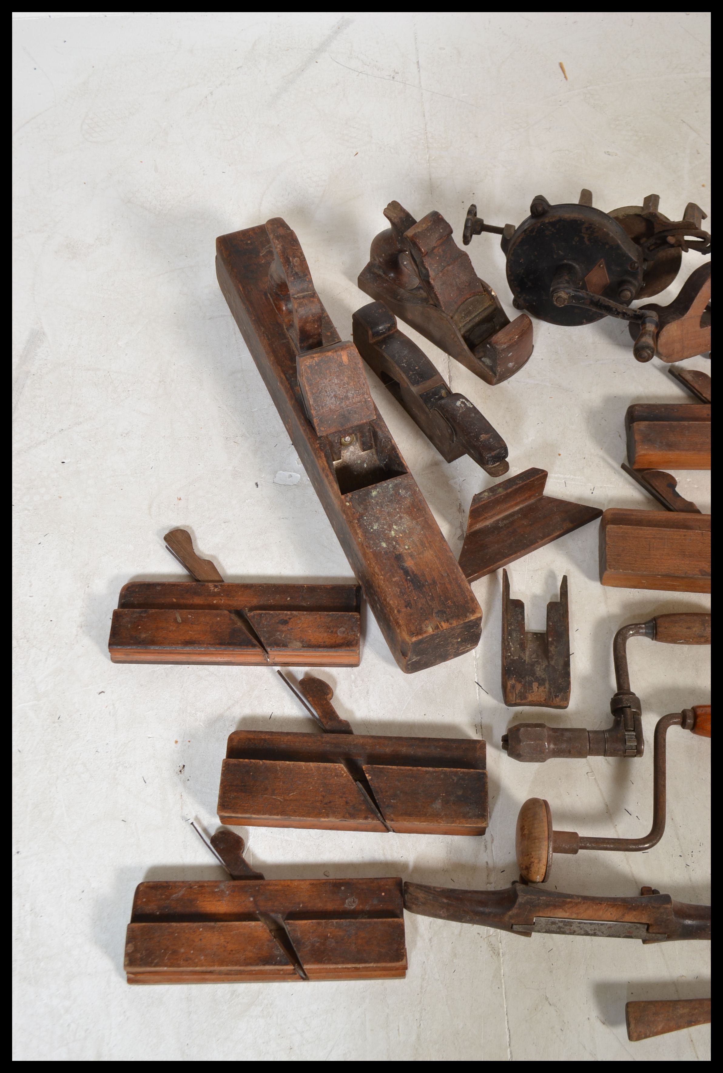 A good collection of vintage woodworking tools to include large wood plane, multiple smaller wood - Bild 2 aus 5