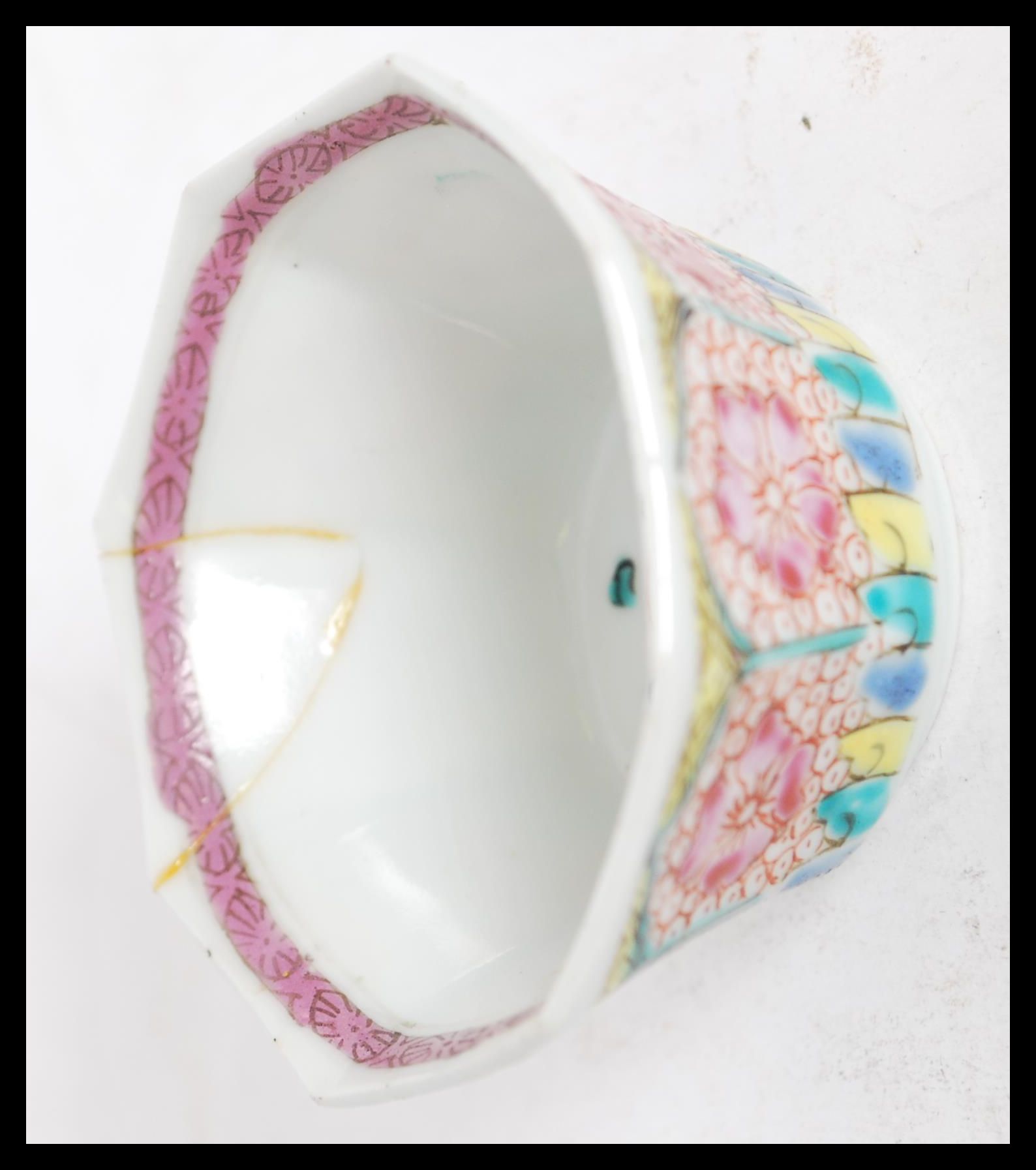 An unusual 19th century qing dynasty Chinese octagonal plate and tea bowl with detailed hand painted - Image 7 of 7