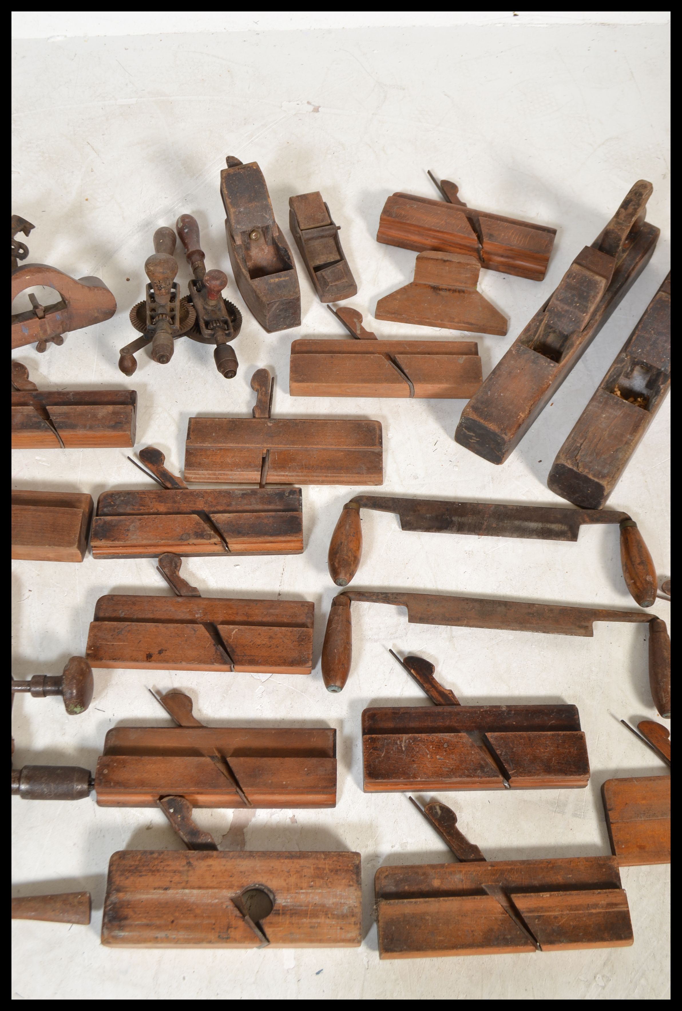 A good collection of vintage woodworking tools to include large wood plane, multiple smaller wood - Bild 4 aus 5