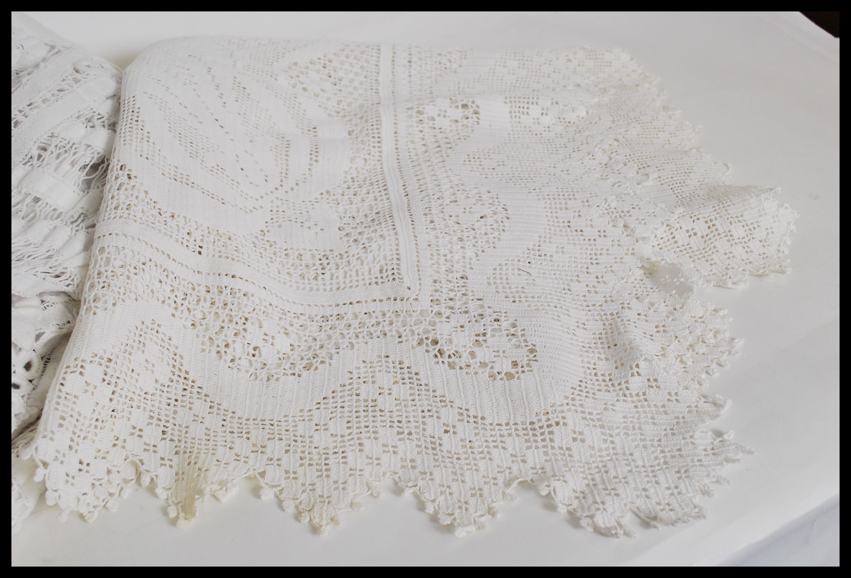 A vintage early 20th century square white linen ta - Image 2 of 5