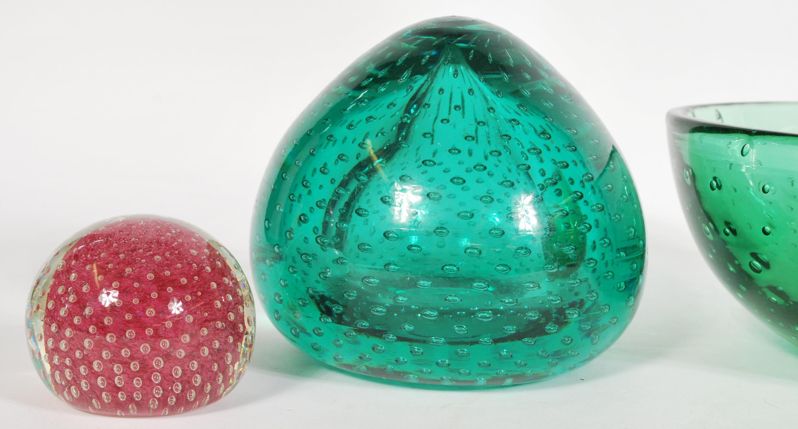 A group of coloured glass desk and table ornaments - Image 2 of 5
