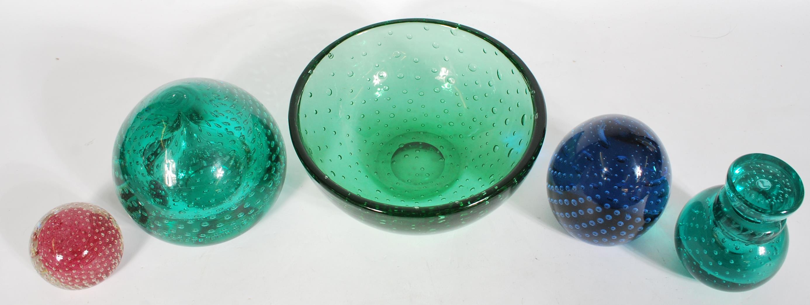 A group of coloured glass desk and table ornaments - Image 5 of 5