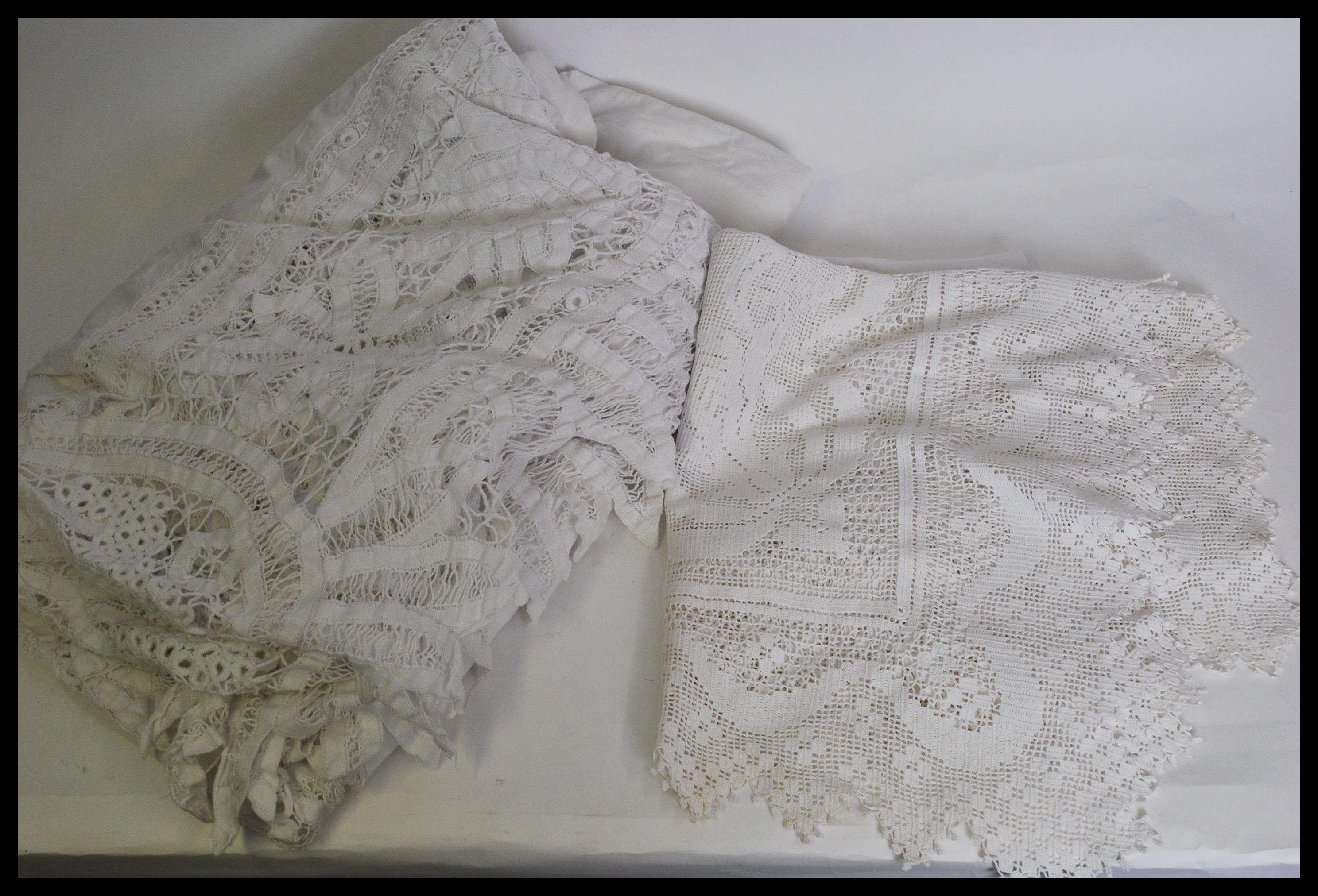 A vintage early 20th century square white linen ta - Image 4 of 5