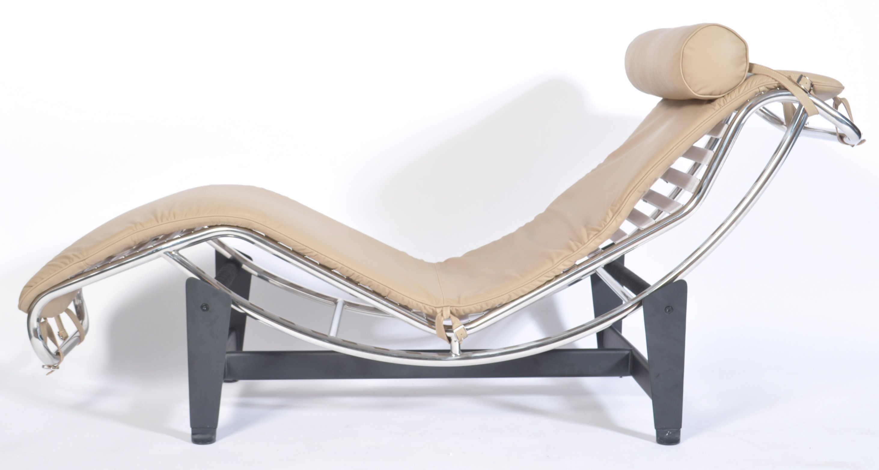 AFTER LE CORBUSIER A CONTEMPORARY LC4 LEATHER CHAISE - Image 4 of 4