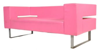 STRIKING HOT PINK CONTEMPORARY RETRO STYLE LOUNGE SOFA 'S