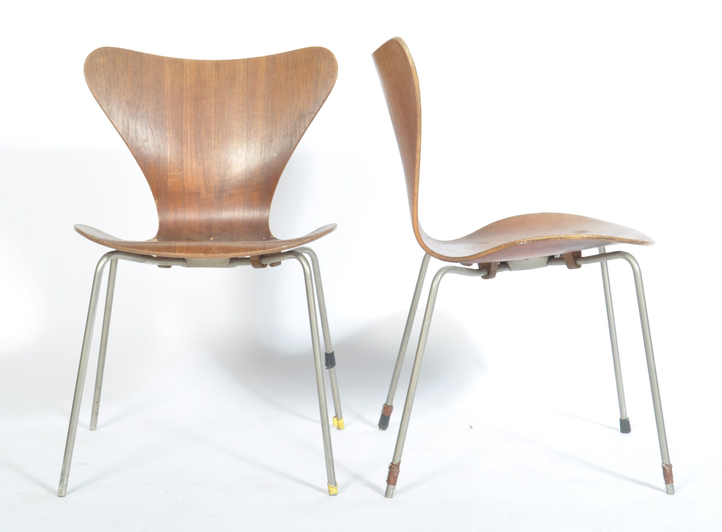 MODEL 3107 PAIR OF RETRO DINING CHAIRS BY ARNE JACOBSEN FOR FRITZ HANSEN - Image 3 of 5