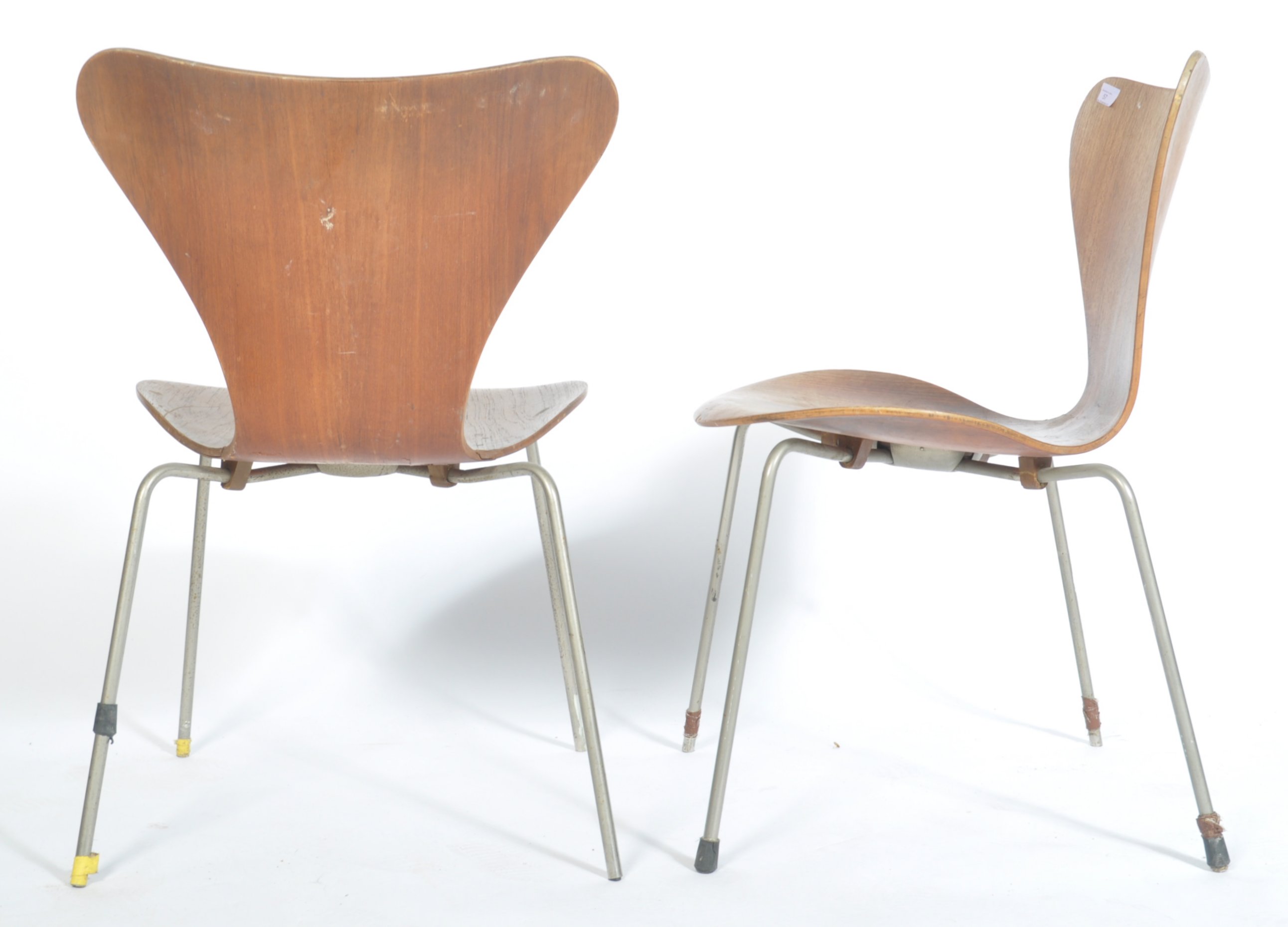 MODEL 3107 PAIR OF RETRO DINING CHAIRS BY ARNE JACOBSEN FOR FRITZ HANSEN - Image 4 of 5