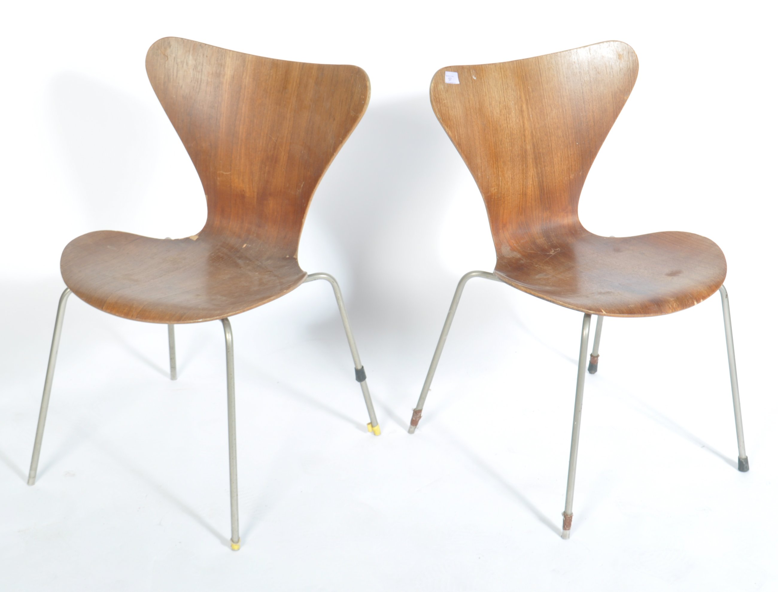 MODEL 3107 PAIR OF RETRO DINING CHAIRS BY ARNE JACOBSEN FOR FRITZ HANSEN - Image 2 of 5