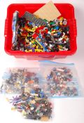 LARGE QUANTITY OF ASSORTED LOOSE LEGO & MINIFIGURES
