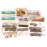 ASSORTED VINTAGE 00 GAUGE RAILWAY KITS & ACCESSORIES