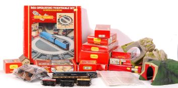 LARGE COLLECTION OF HORNBY 00 GAUGE RAILWAY ITEMS