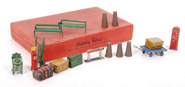 VINTAGE RARE HORNBY 0 GAUGE ' NO.4 RAILWAY ACCESSORIES ' SET