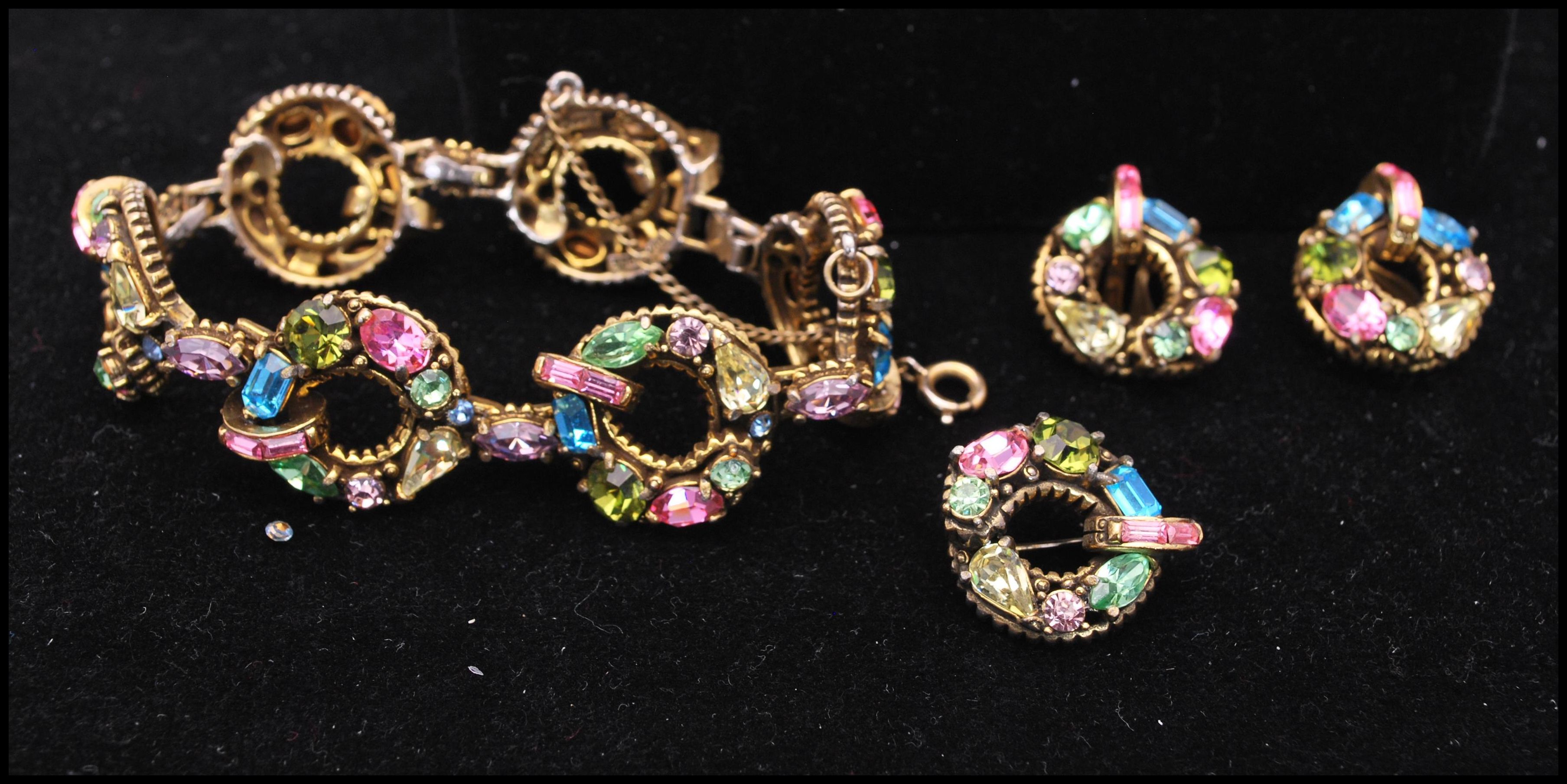 A 1950s signed Hollycraft gold-tone parure consisting of necklace, bracelet, earrings and brooch set - Image 2 of 13