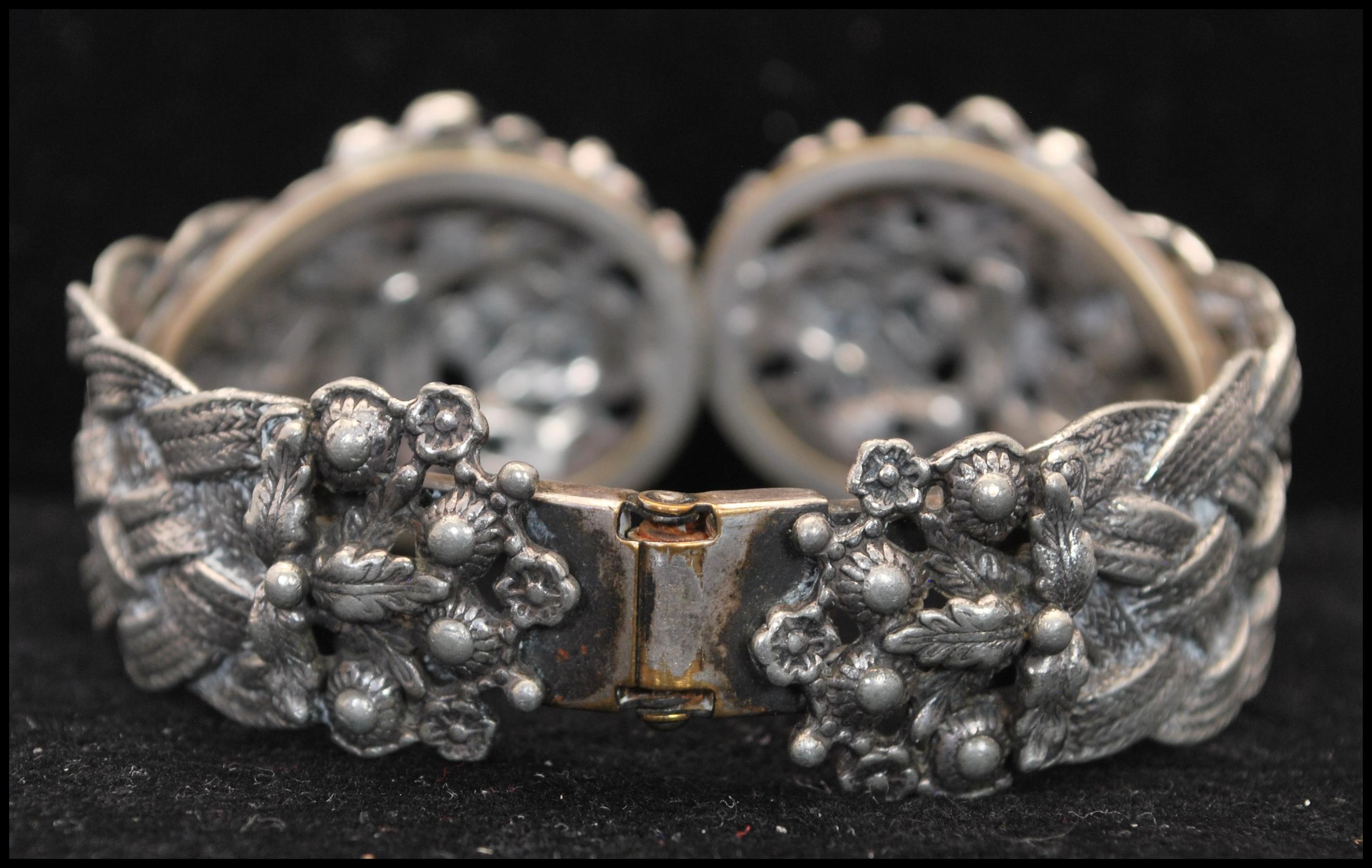 A vintage signed Schiaparelli silver-tone flower basket clamper bracelet bangle. Measures 3 inches - Image 3 of 4