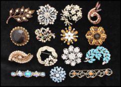 A collection of vintage brooches. Largest approx 2 inches.