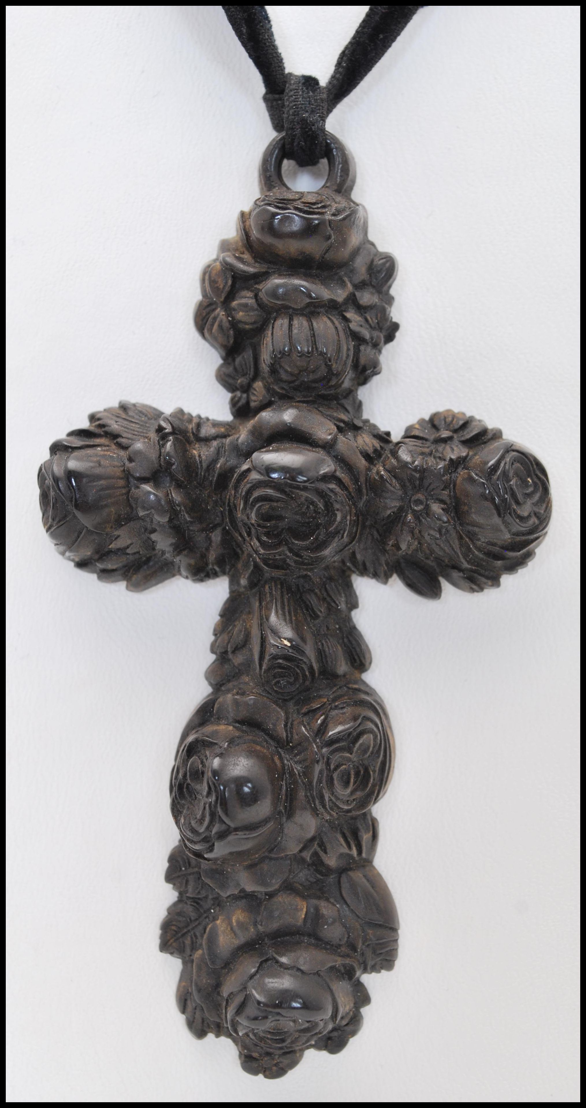 A Victorian large carved Jet crucifix together with a carved Jet cameo pendant. The crucifix being - Image 4 of 5
