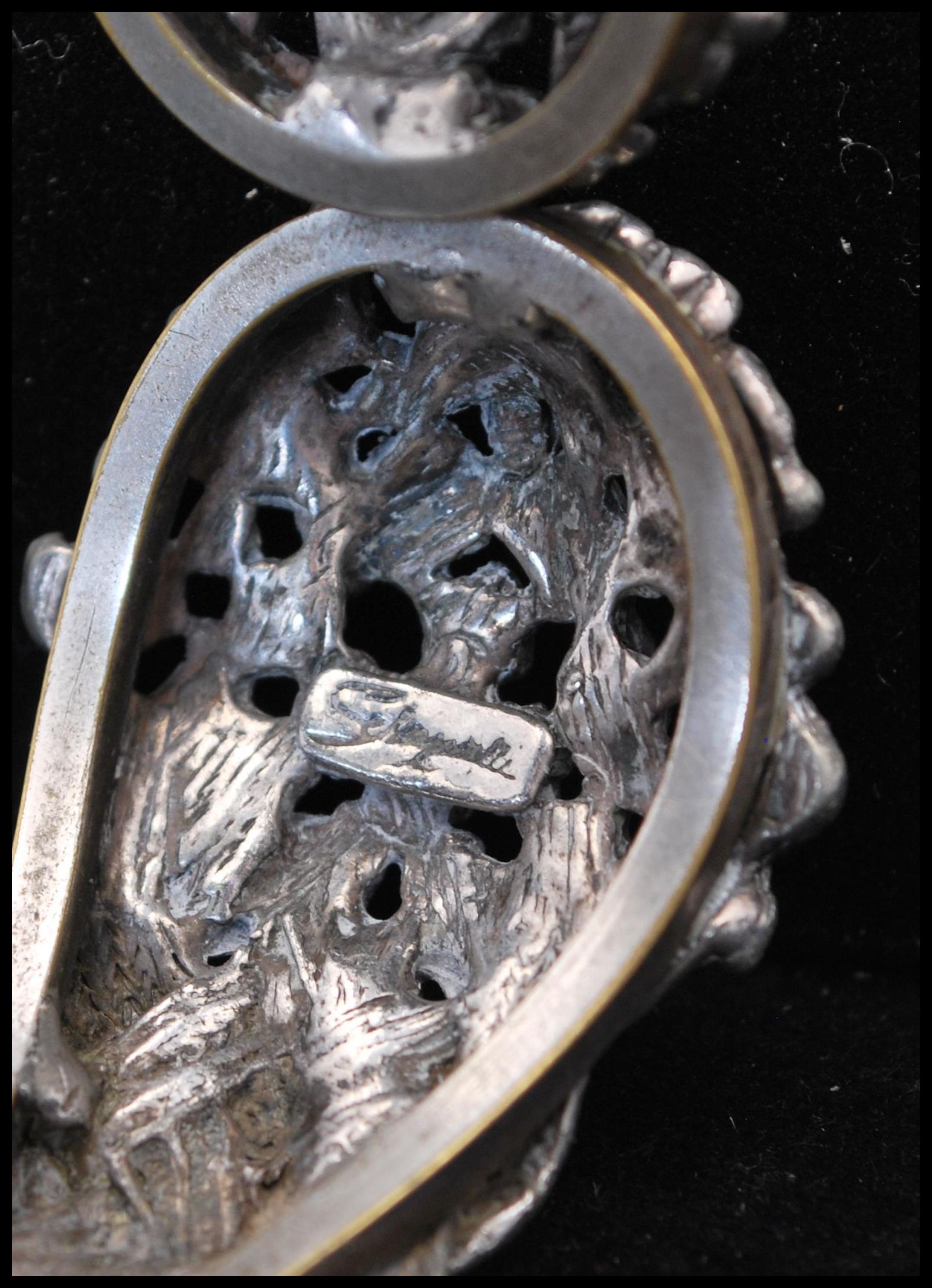 A vintage signed Schiaparelli silver-tone flower basket clamper bracelet bangle. Measures 3 inches - Image 4 of 4