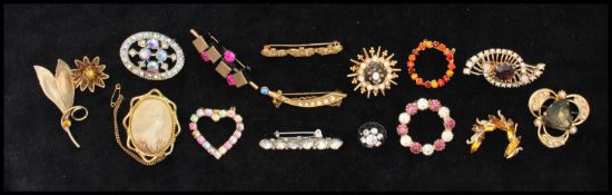 A collection of vintage brooches. Largest approx 2 inches.