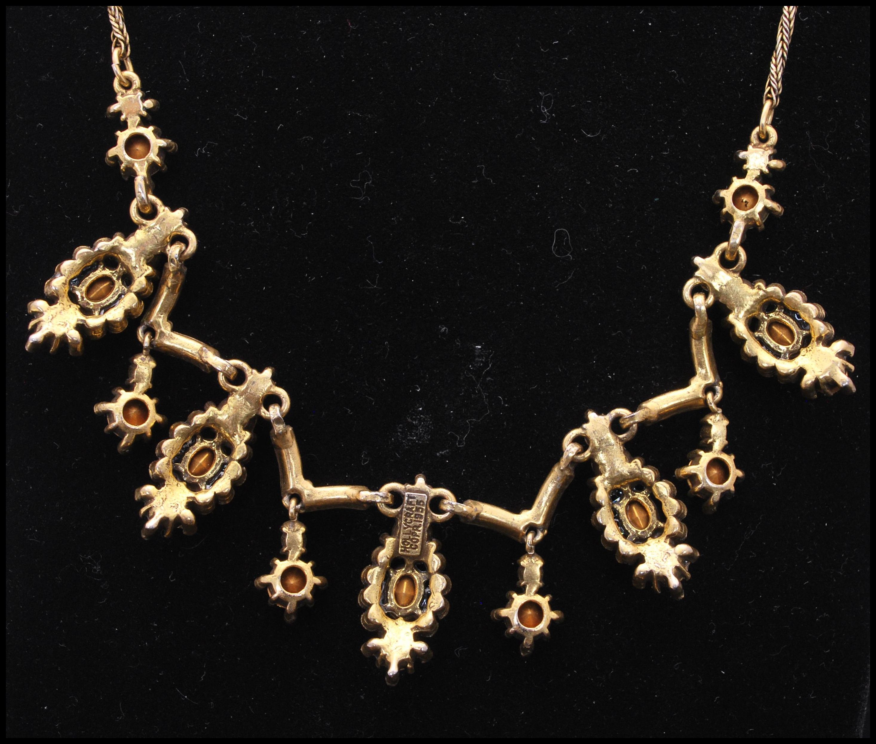 A 1950s signed Hollycraft gold-tone parure consisting of necklace, bracelet, earrings and brooch set - Image 4 of 13