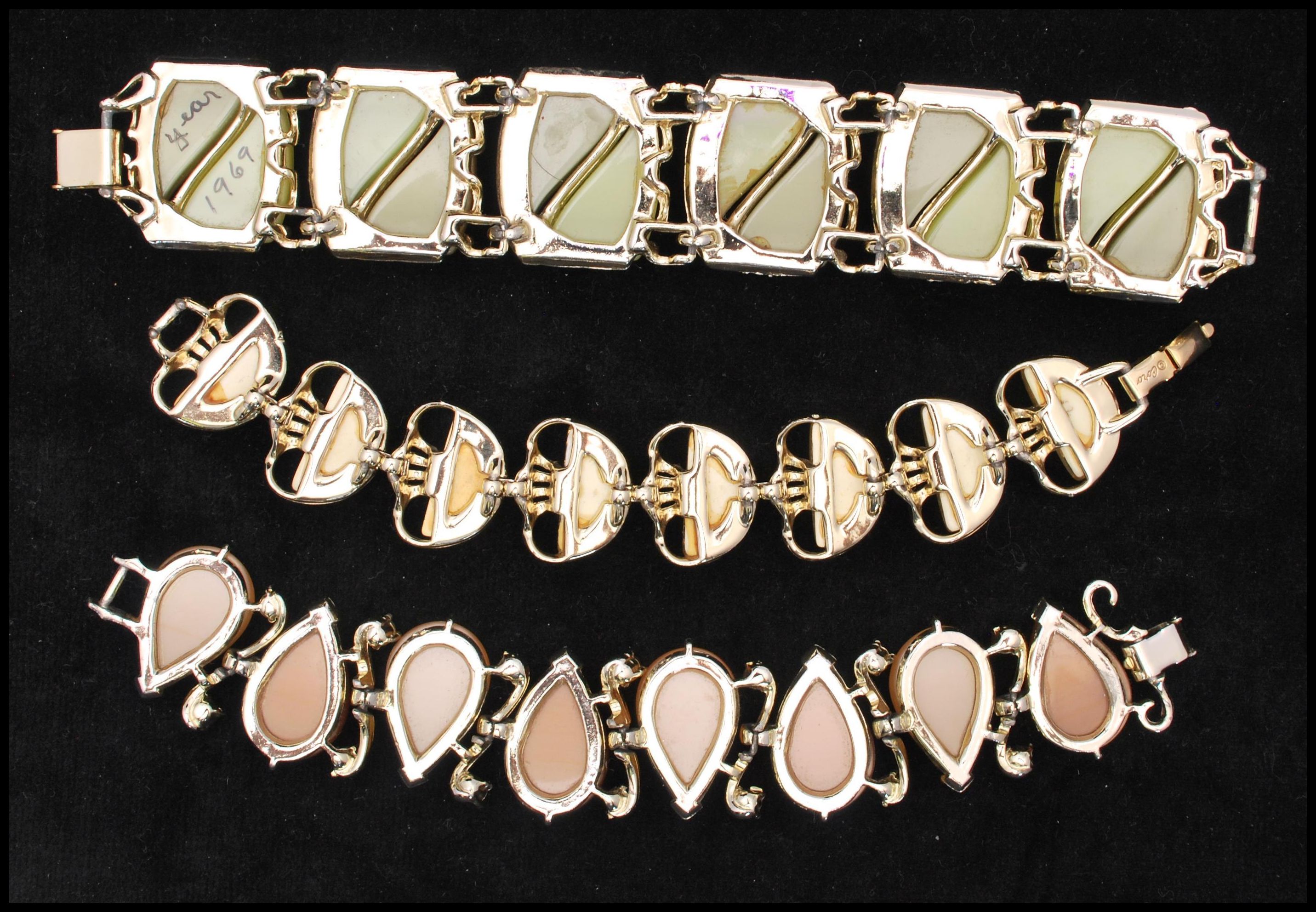 Three 1950s thermoset and lucite bracelets to include a signed Coro confetti lucite bracelet, a tear - Image 6 of 6