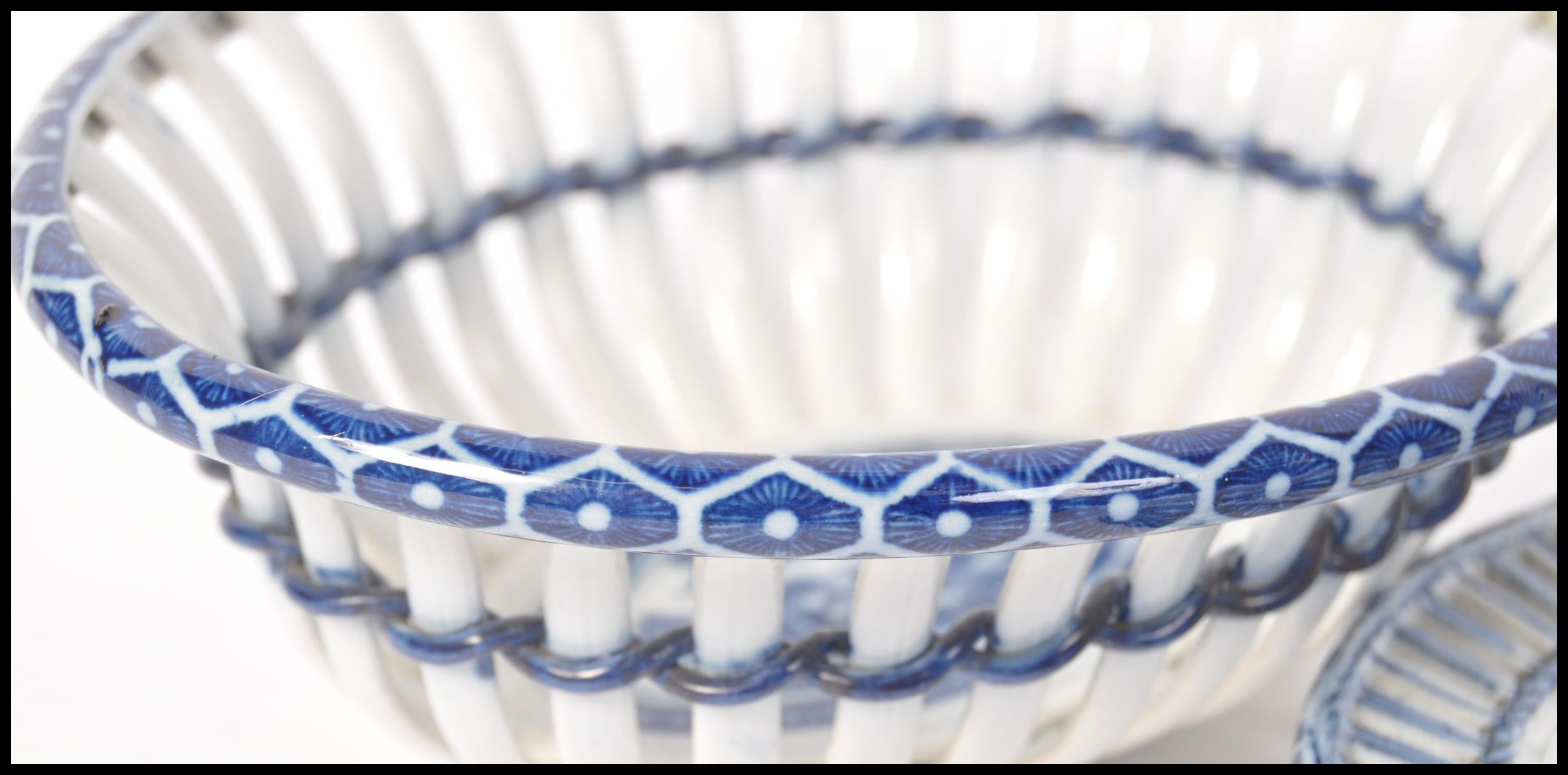 18TH CENTURY CAUGHLEY PORCELAIN BLUE & WHITE CHESTNUT BASKET AND STANDS - Image 4 of 6