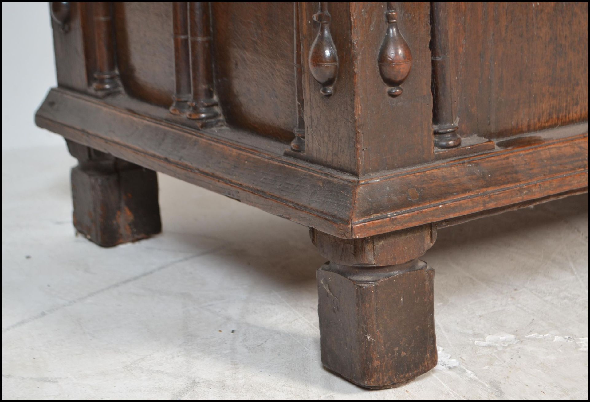 17TH CENTURY / 1631 CARVED OAK ITALIAN CASSONE COFFER CHEST - Bild 3 aus 8