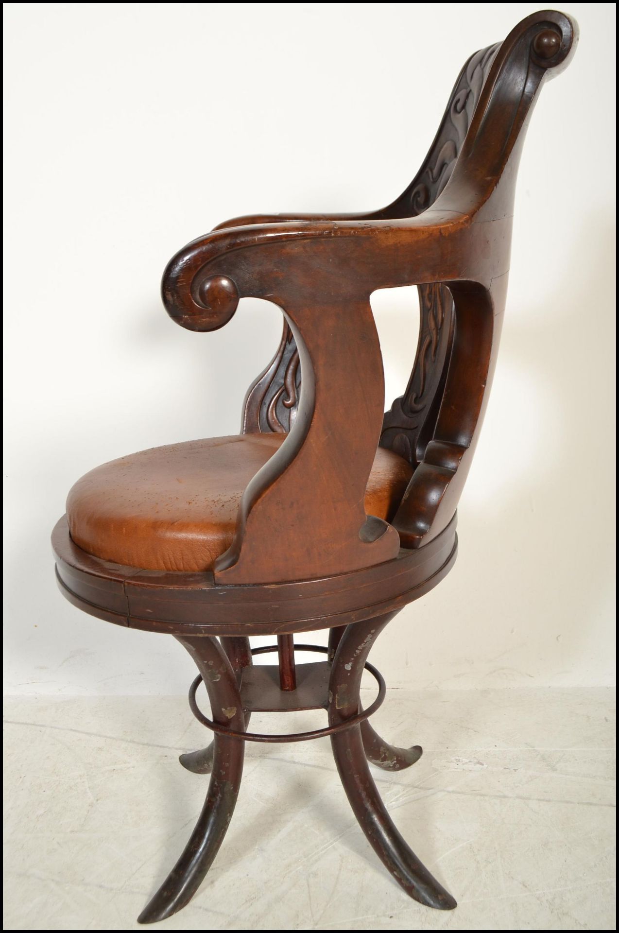 19TH CENTURY VICTORIAN MAHOGANY AND LEATHER CAPTAINS CHAIR - Bild 5 aus 8