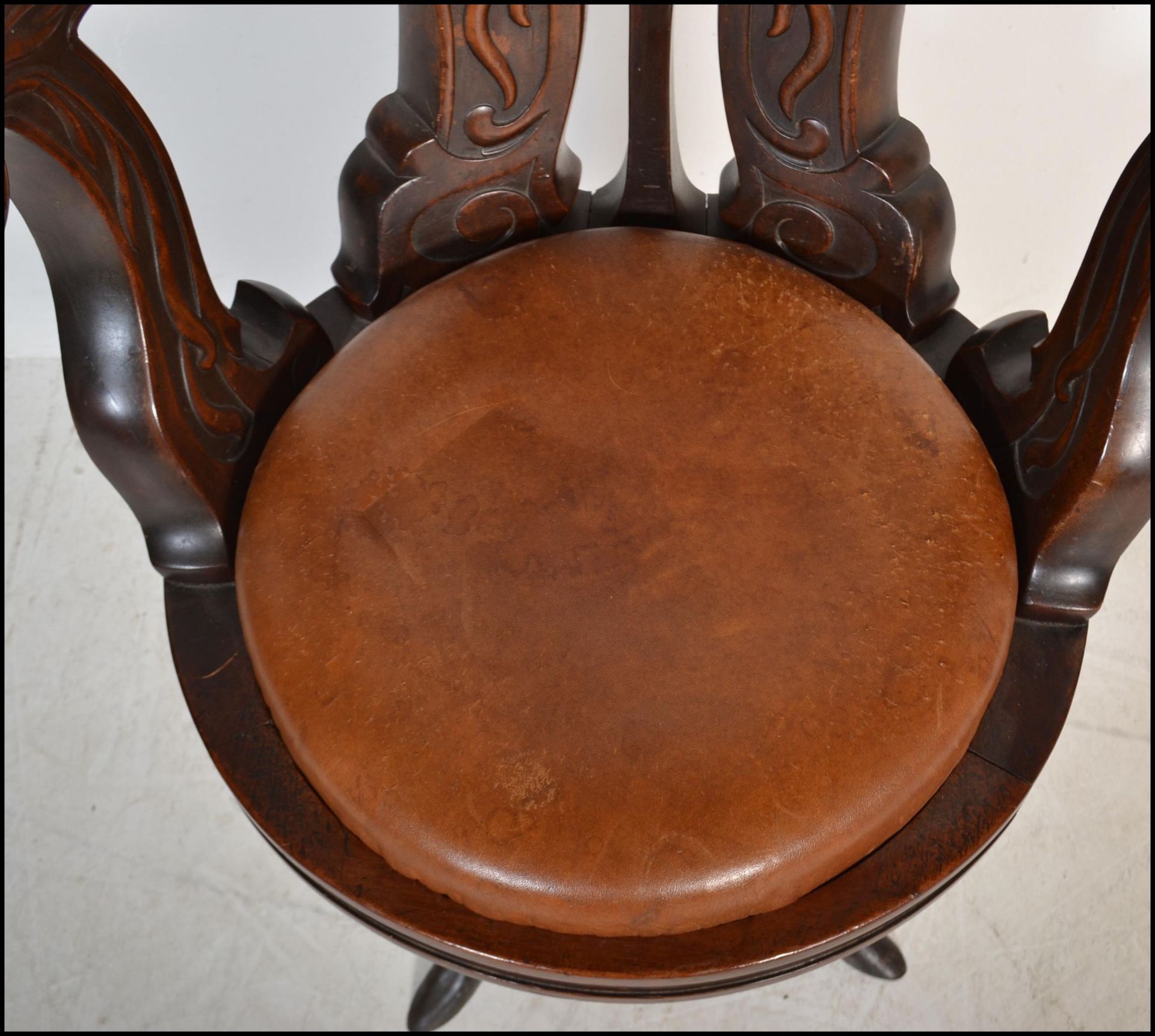 19TH CENTURY VICTORIAN MAHOGANY AND LEATHER CAPTAINS CHAIR - Bild 7 aus 8