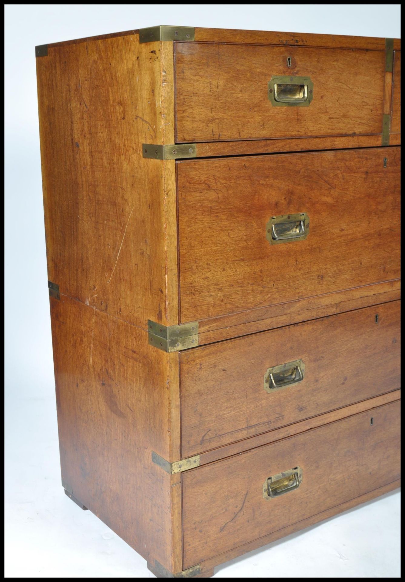 19TH CENTURY MAHOGANY AND BRASS BOUND CAMPAIGN CHEST OF DRAWERS - Bild 3 aus 7