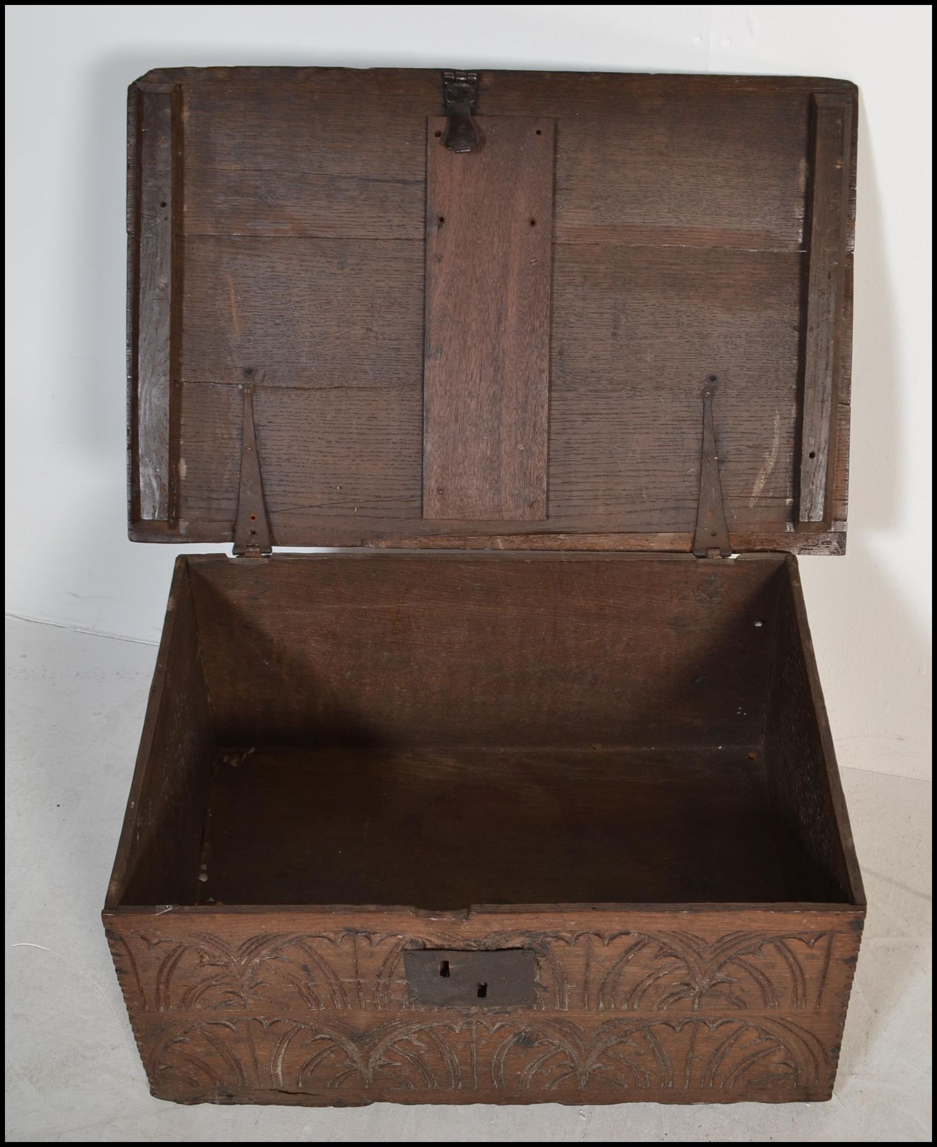 17TH CENTURY WEST COUNTRY CARVED OAK BIBLE BOX CHEST - Image 4 of 6