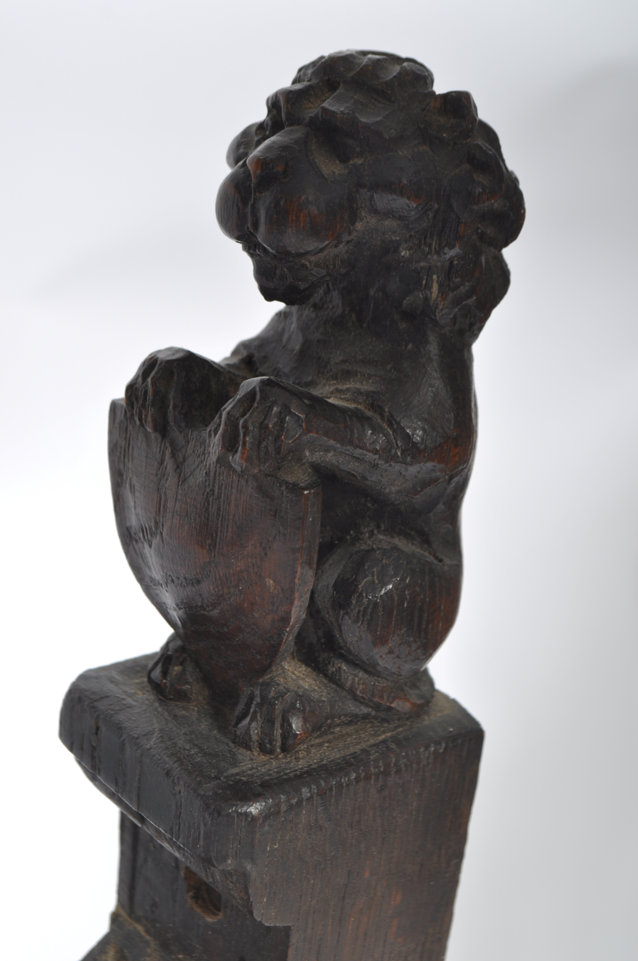 19TH CENTURY CARVED OAK STAIRWAY CAPITAL - WINGED PUTTI - ROUNDEL KNIGHTS - Image 3 of 6