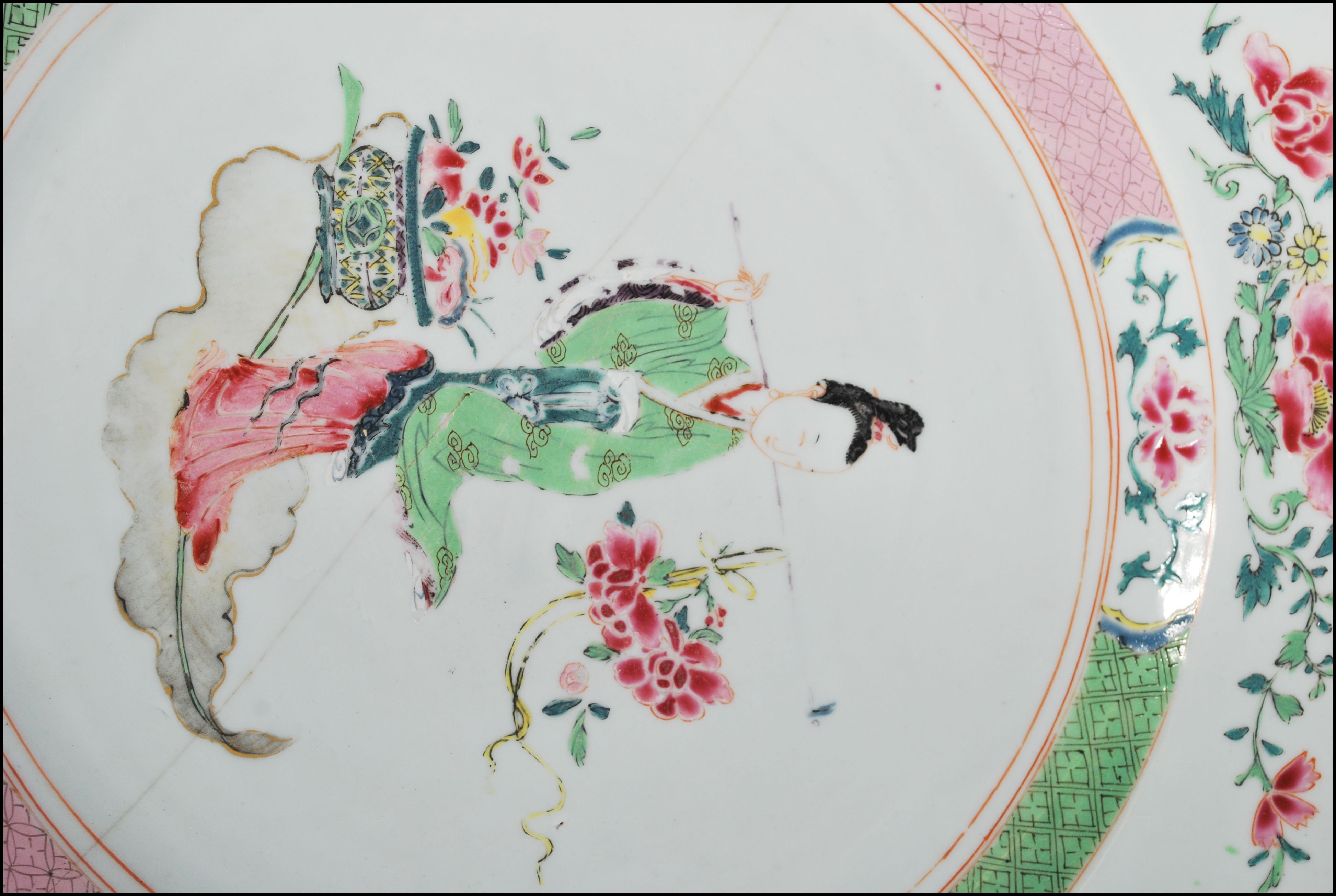 18TH CENTURY CHINESE KANGXI FAMILLE ROSE / VERTE CHARGER BOWL - Image 3 of 4