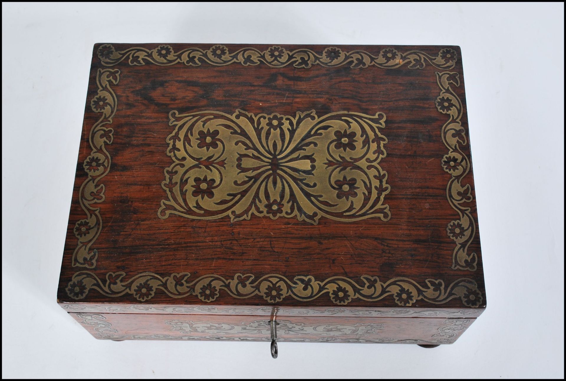 19TH CENTURY ROSEWOOD AND BRASS INLAID LADIES WORK - Bild 4 aus 5