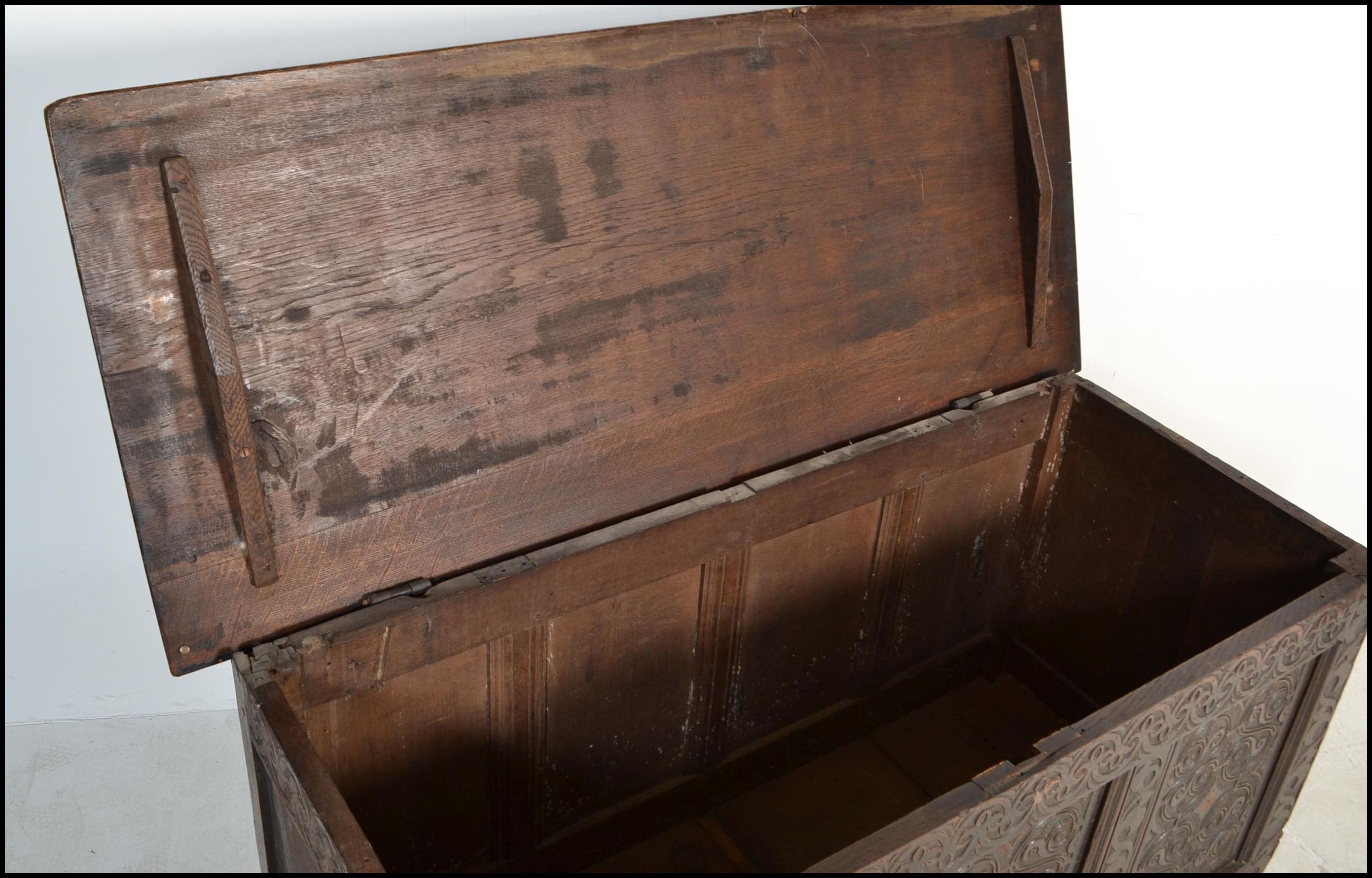 17TH CENTURY CARVED WEST COUNTRY OAK COFFER CHEST - BLANKET BOX - Image 4 of 8