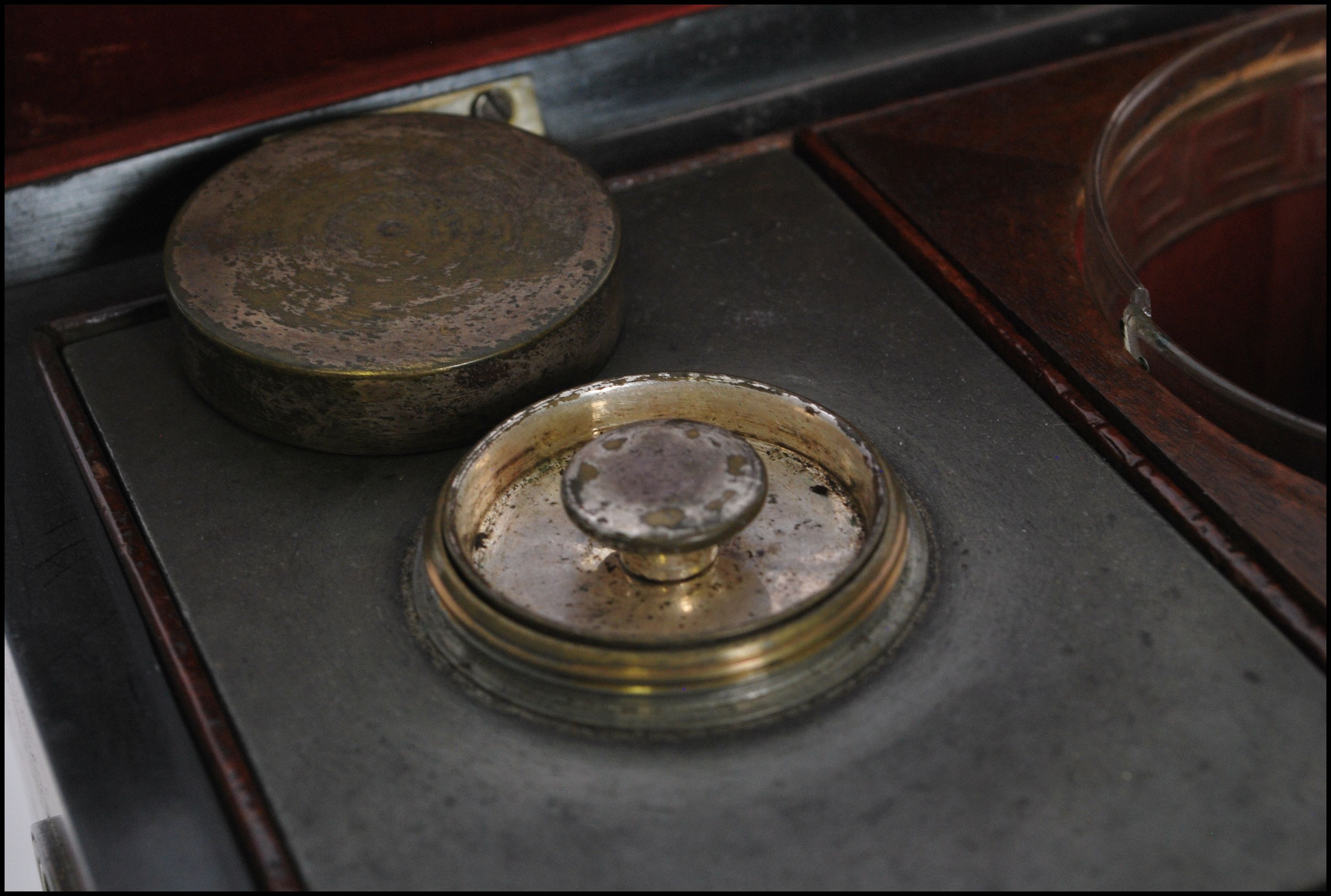 19TH CENTURY GEORGE III WALNUT TEA CADDY BOX OF RECTANGULAR FORM - Image 9 of 11