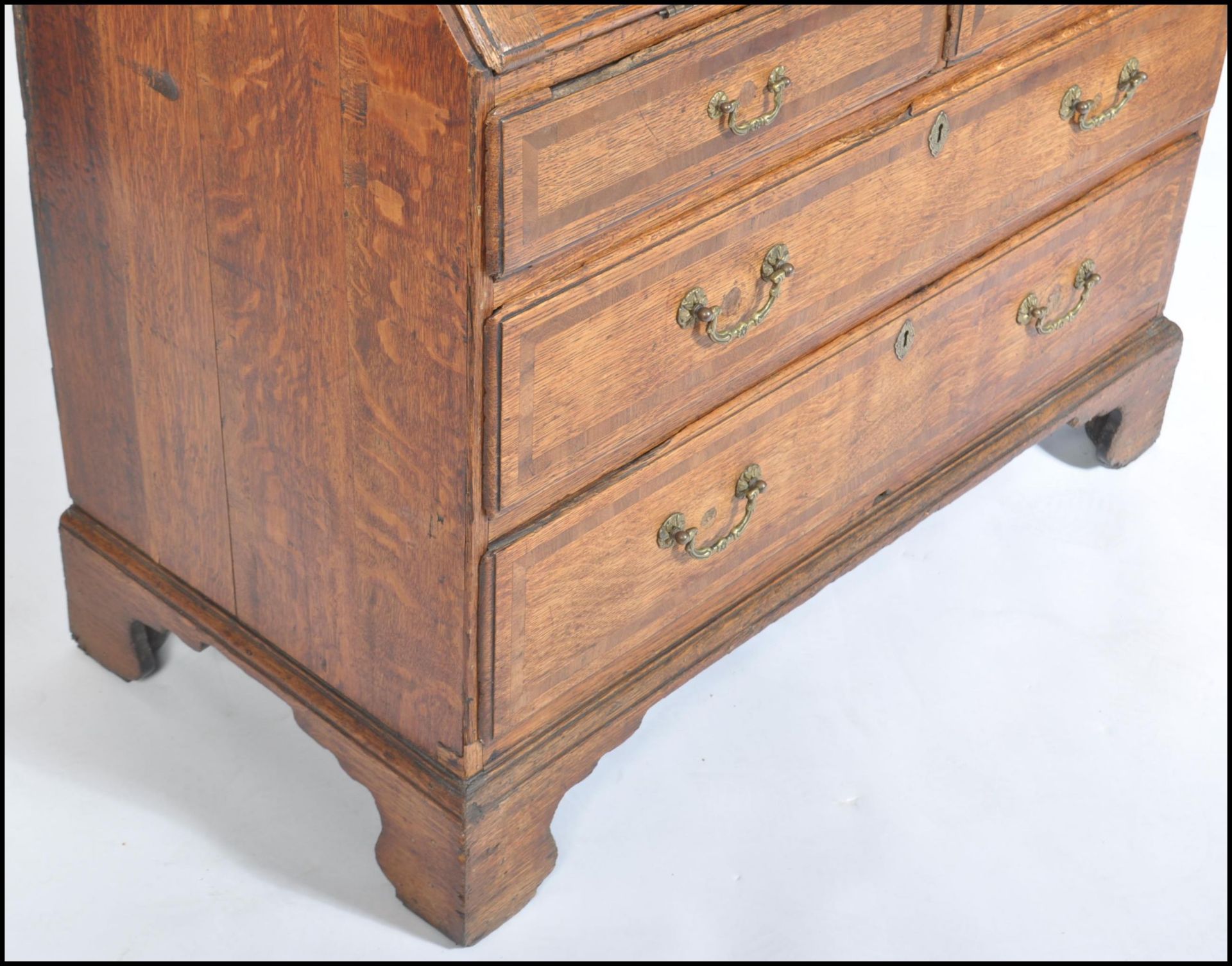 18TH CENTURY NORTH COUNTRY OAK CROSSBANDED BUREAU - Bild 6 aus 6