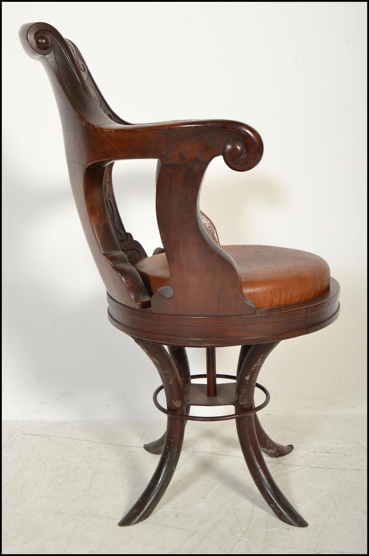 19TH CENTURY VICTORIAN MAHOGANY AND LEATHER CAPTAINS CHAIR - Bild 3 aus 8