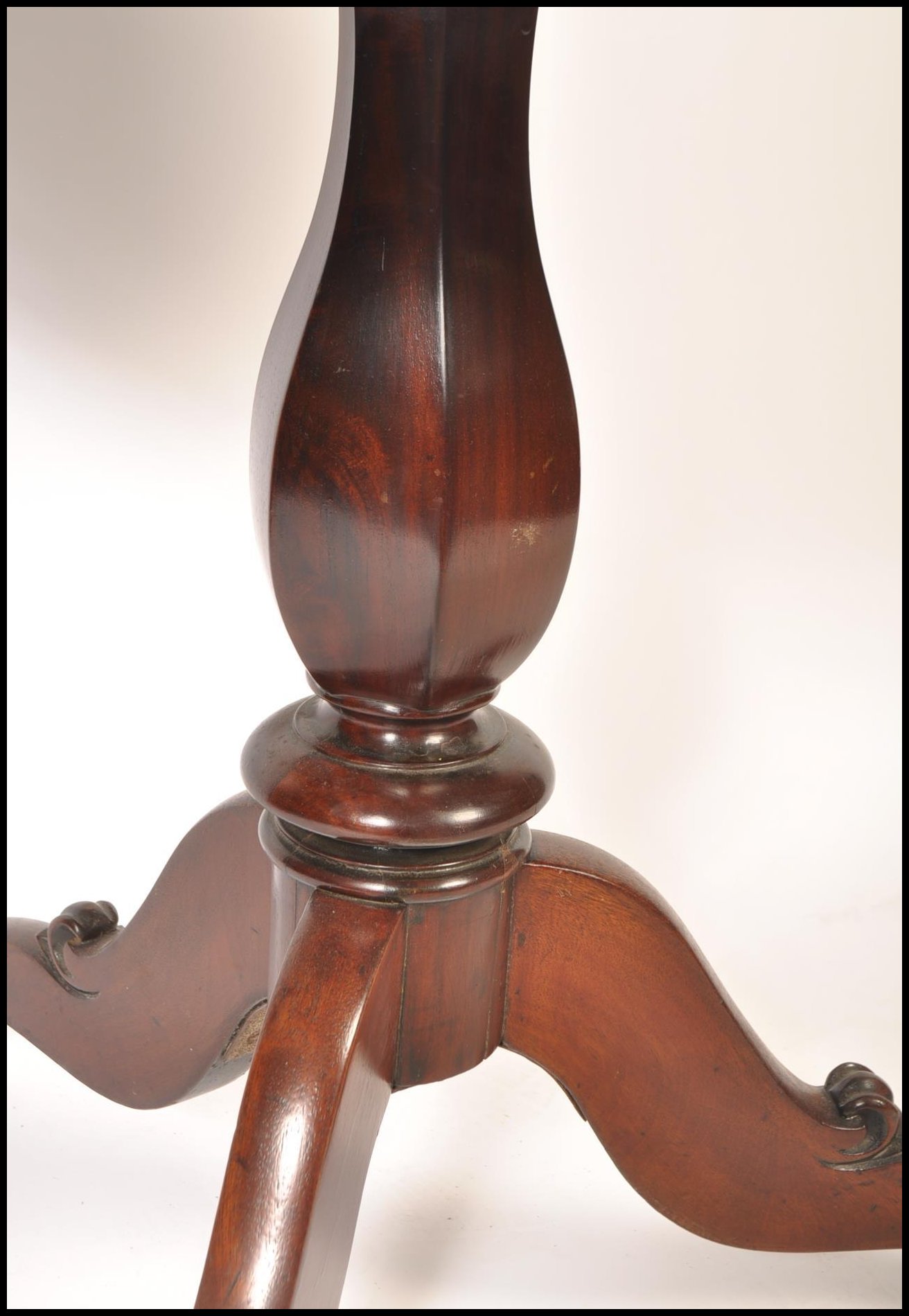 18TH CENTURY GEORGE III MAHOGANY TILT TOP WINE TABLE - Image 4 of 4