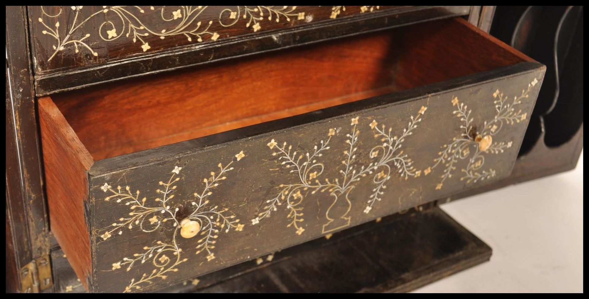 An early 19th century Anglo Indian / Colonial hardwood and ivory inlaid table top cabinet. The - Bild 5 aus 5