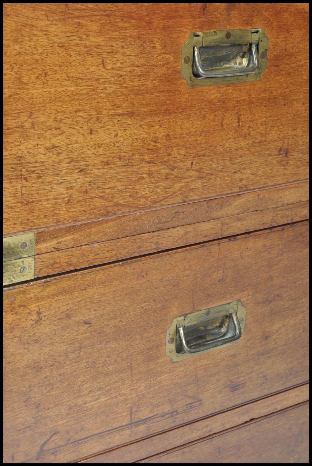 19TH CENTURY MAHOGANY AND BRASS BOUND CAMPAIGN CHEST OF DRAWERS - Bild 4 aus 7