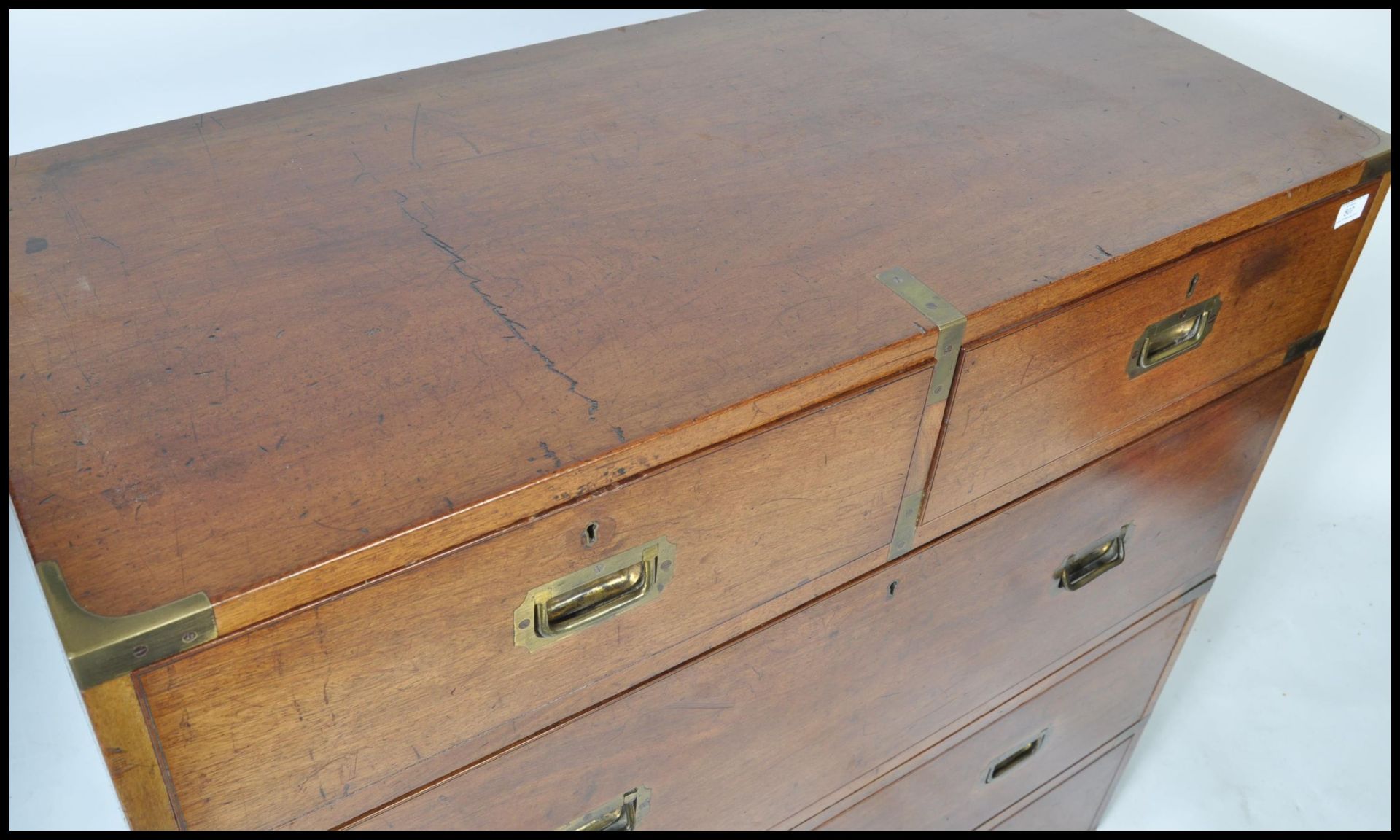 19TH CENTURY MAHOGANY AND BRASS BOUND CAMPAIGN CHEST OF DRAWERS - Bild 2 aus 7