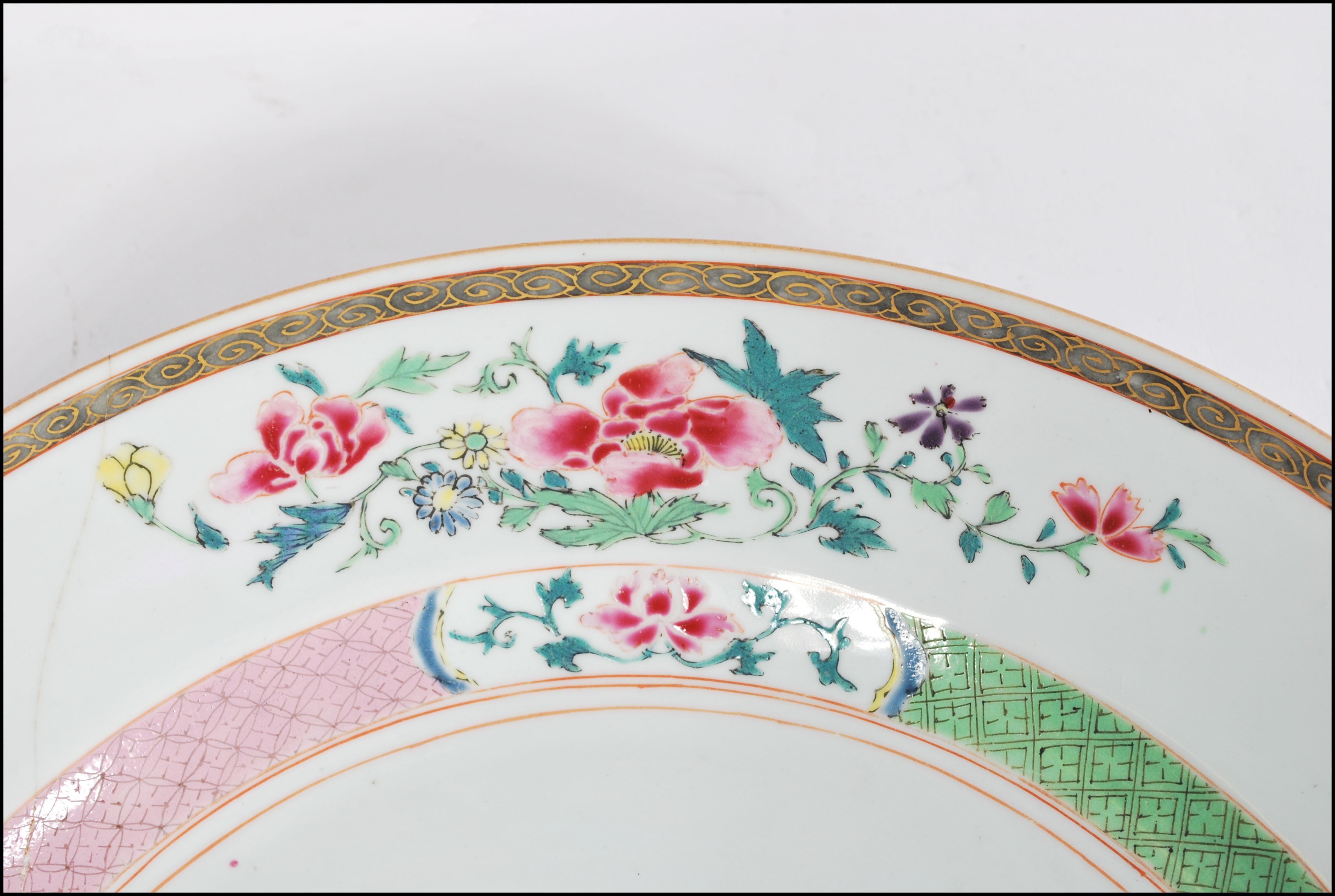 18TH CENTURY CHINESE KANGXI FAMILLE ROSE / VERTE CHARGER BOWL - Image 2 of 4