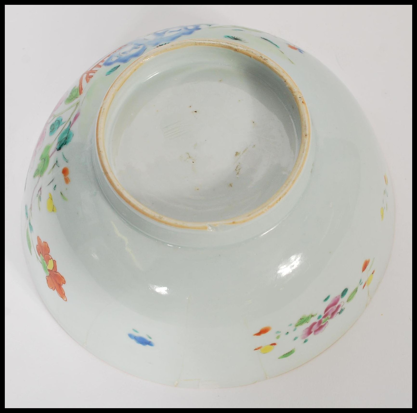 An 18th century small Cantonese Chinese ceramic bowl having hand painted floral spray with trees - Image 4 of 4