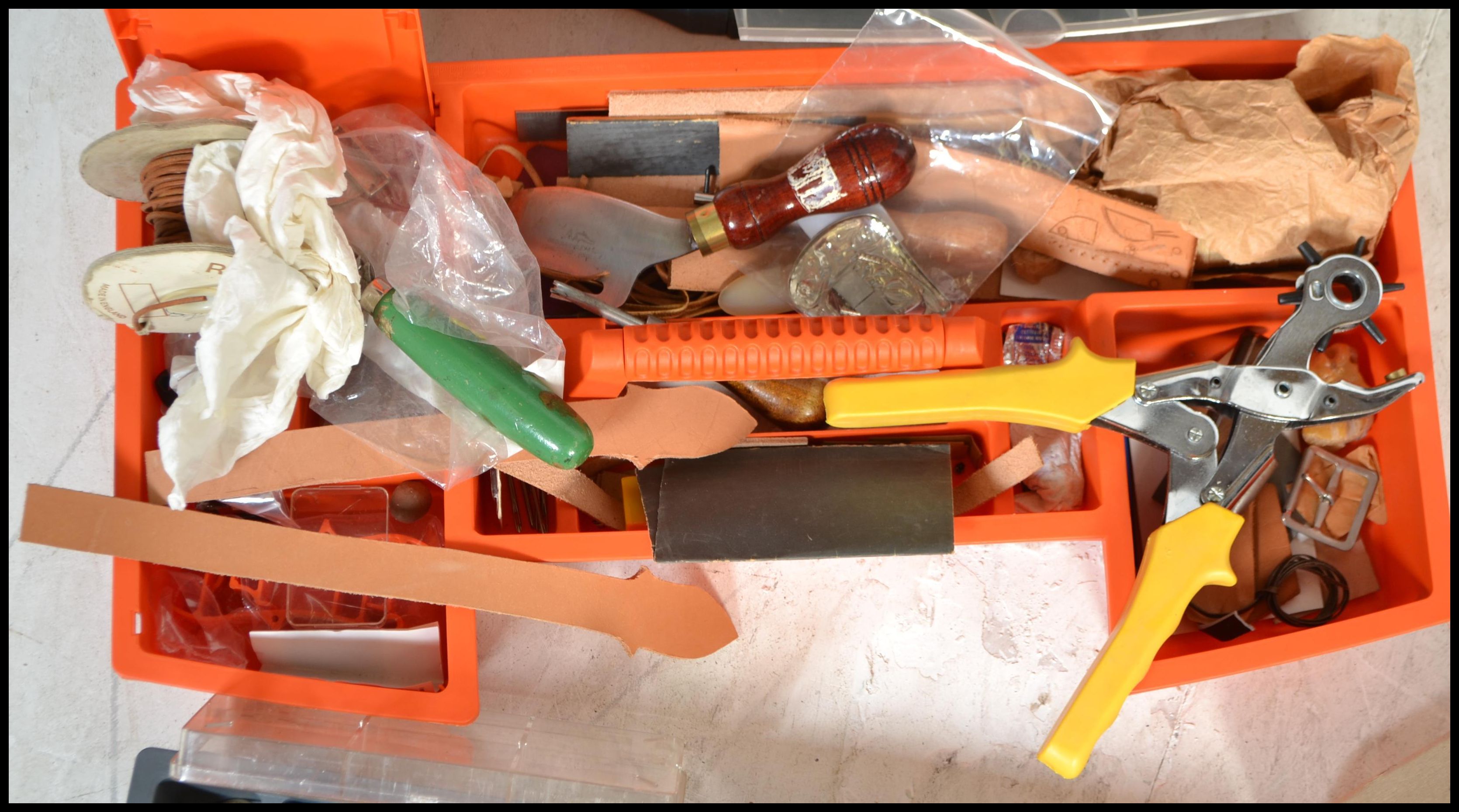 A good collection of leather working tools to include three trays of leather stamps of various - Image 9 of 10