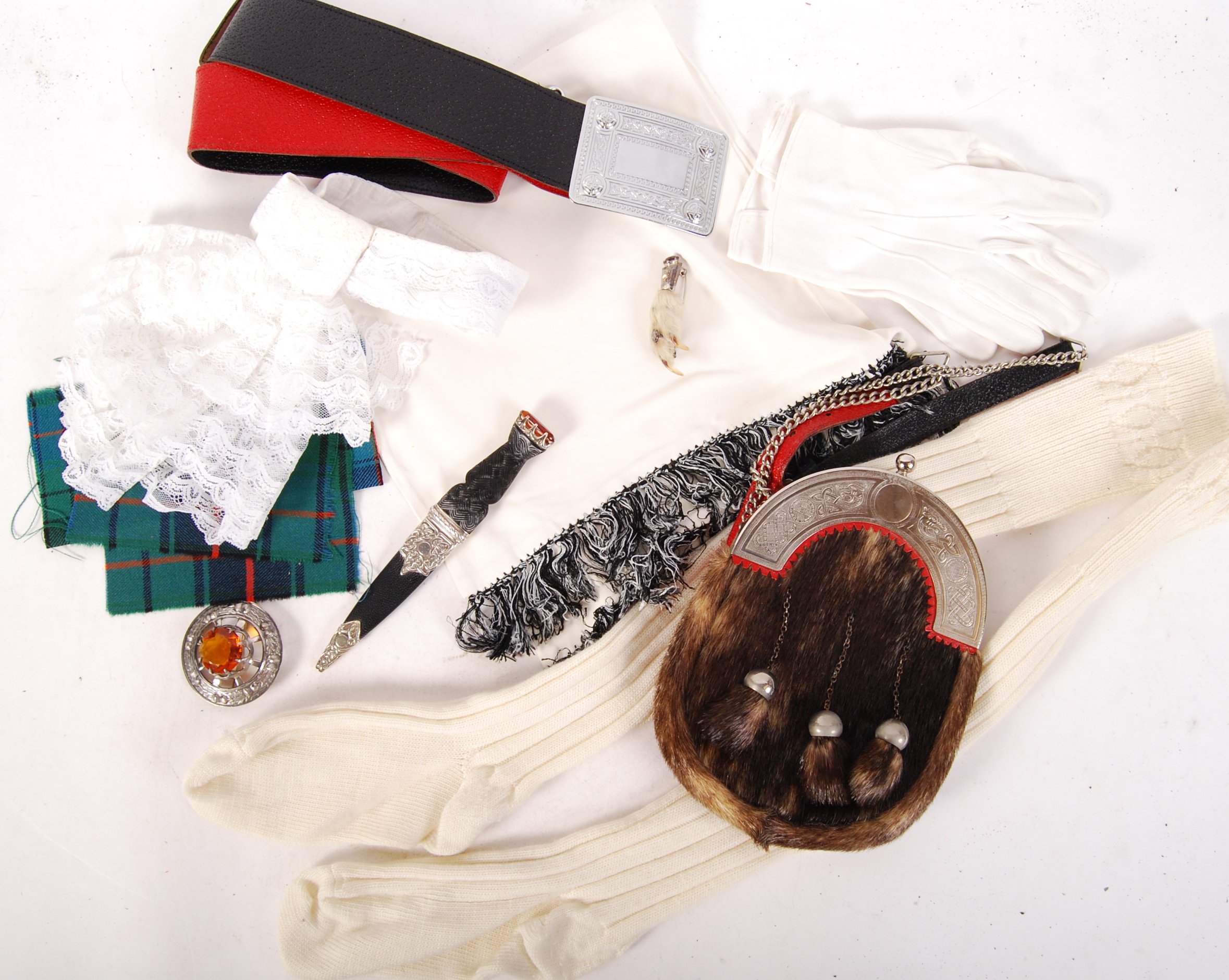 20TH CENTURY SCOTTISH HIGHLAND PIPER UNIFORM ACCESSORIES - Image 2 of 5